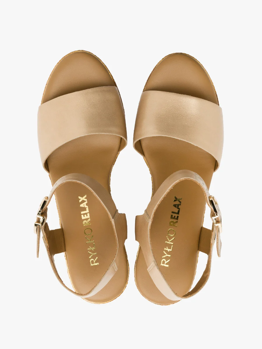 Złote sandały na koturnie