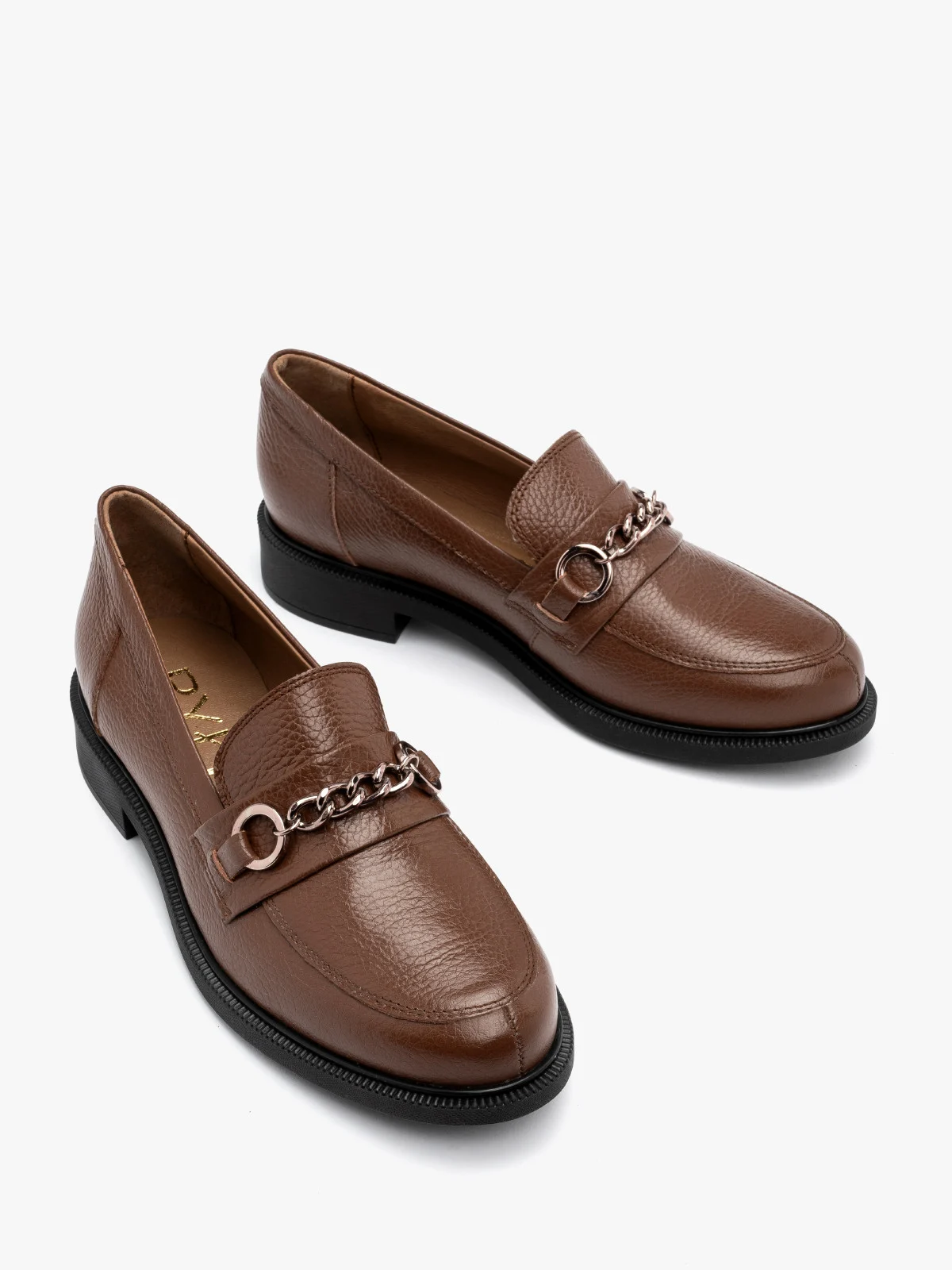 Brązowe mokasyny damskie ze złotym łańcuszkiem