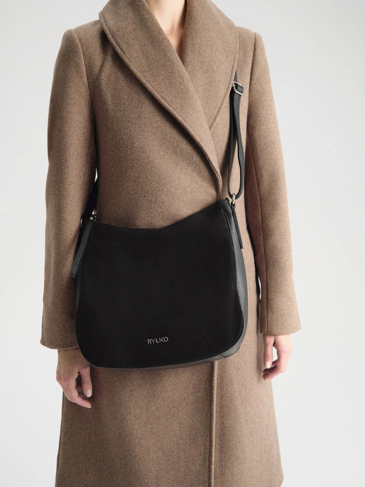 Czarna torebka średniej wielkości z logotypem