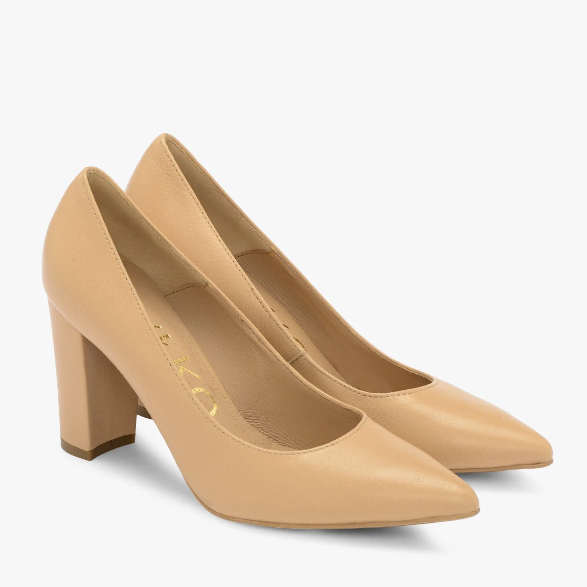 Beżowe czółenko na słupku