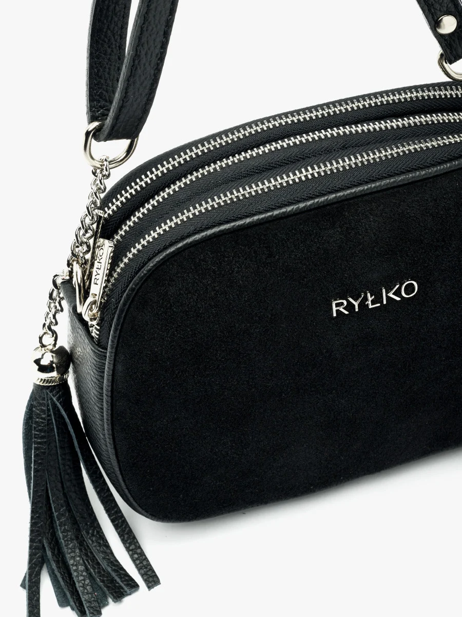 Czarna torebka z ozdobnym frędzlem