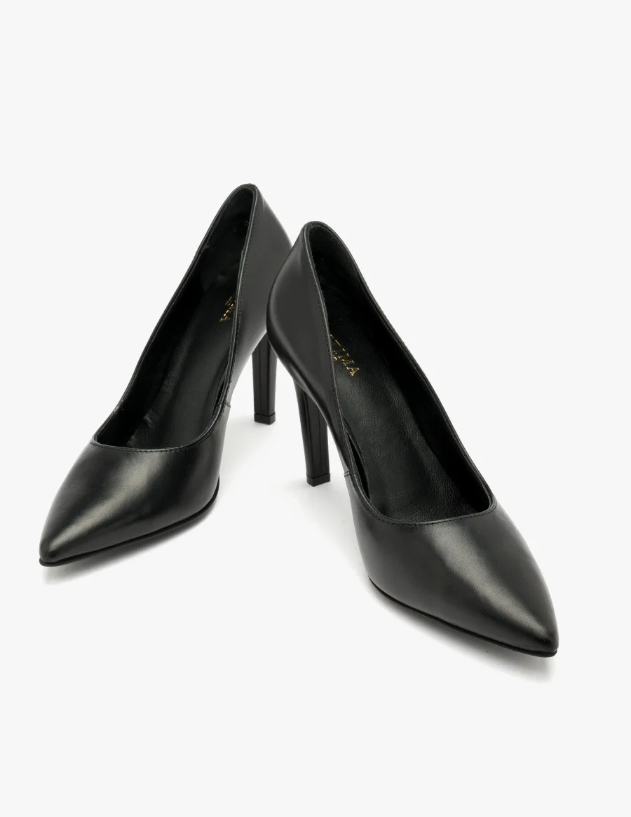 Czarne czółenka na wysokim obcasie