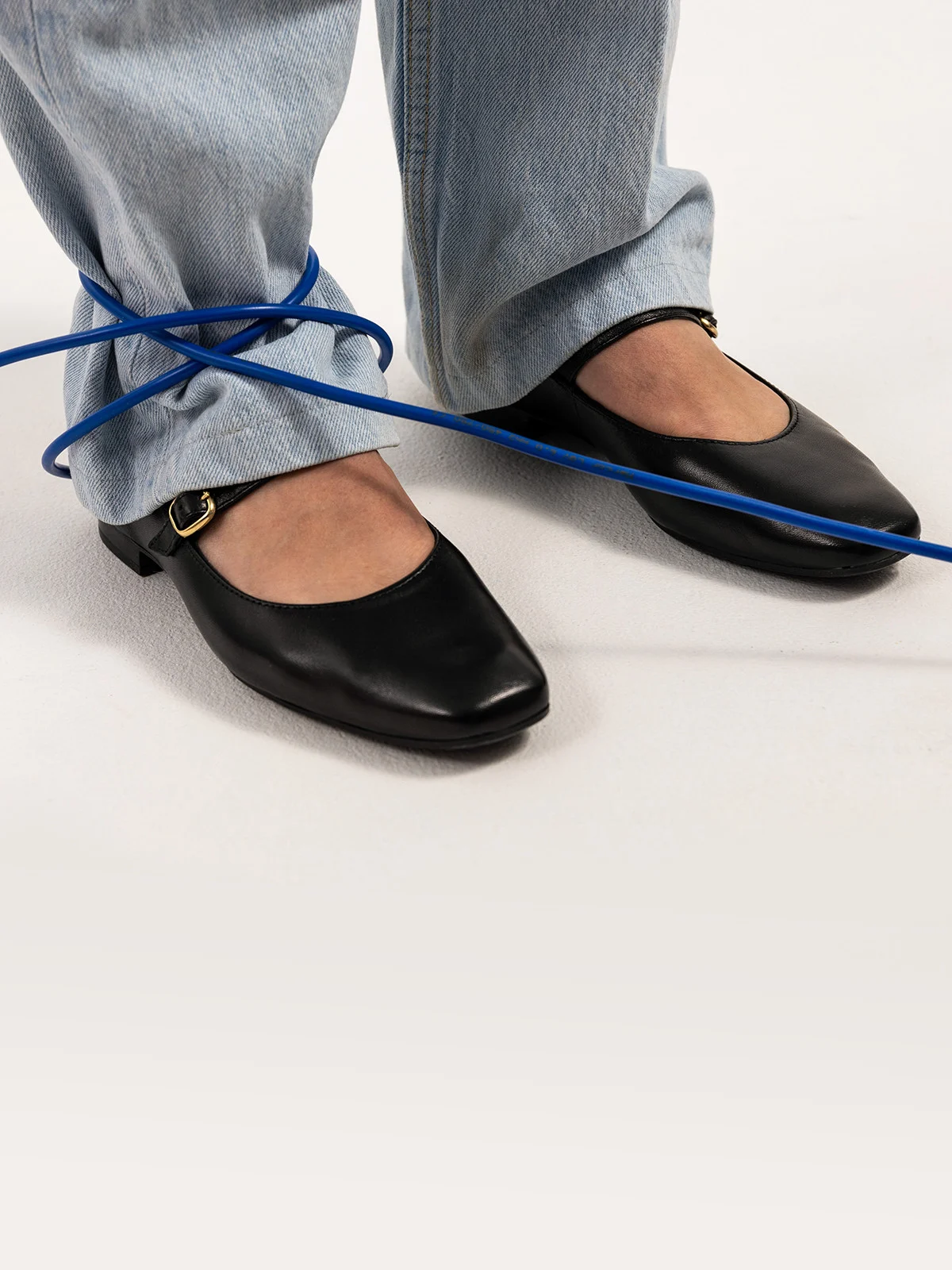 Czarne baleriny z ozdobnym zapięciem