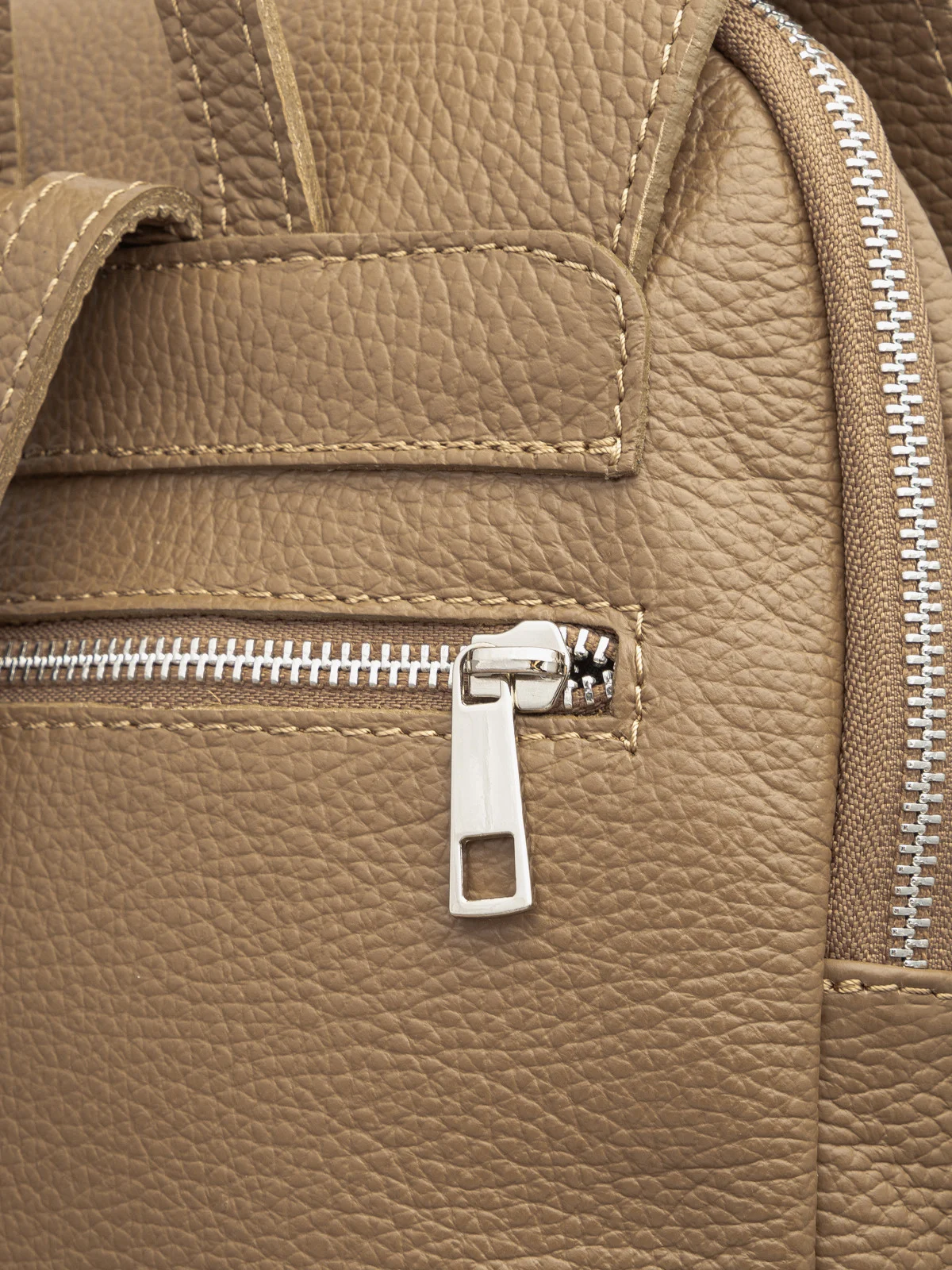 Beżowy plecak damski średniej wielkości