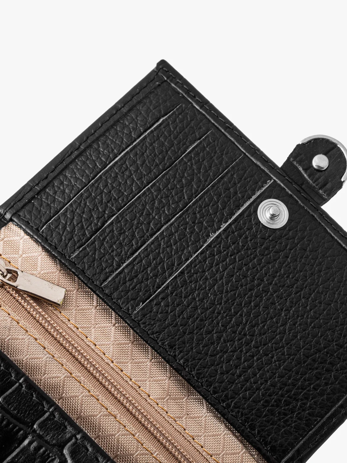 Czarny portfel damski z ozdobną fakturą