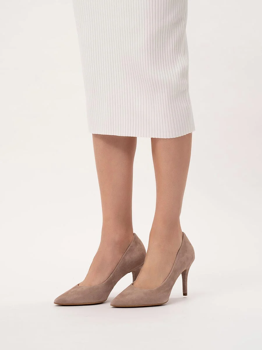 Beżowe welurowe czółenka na szpilce