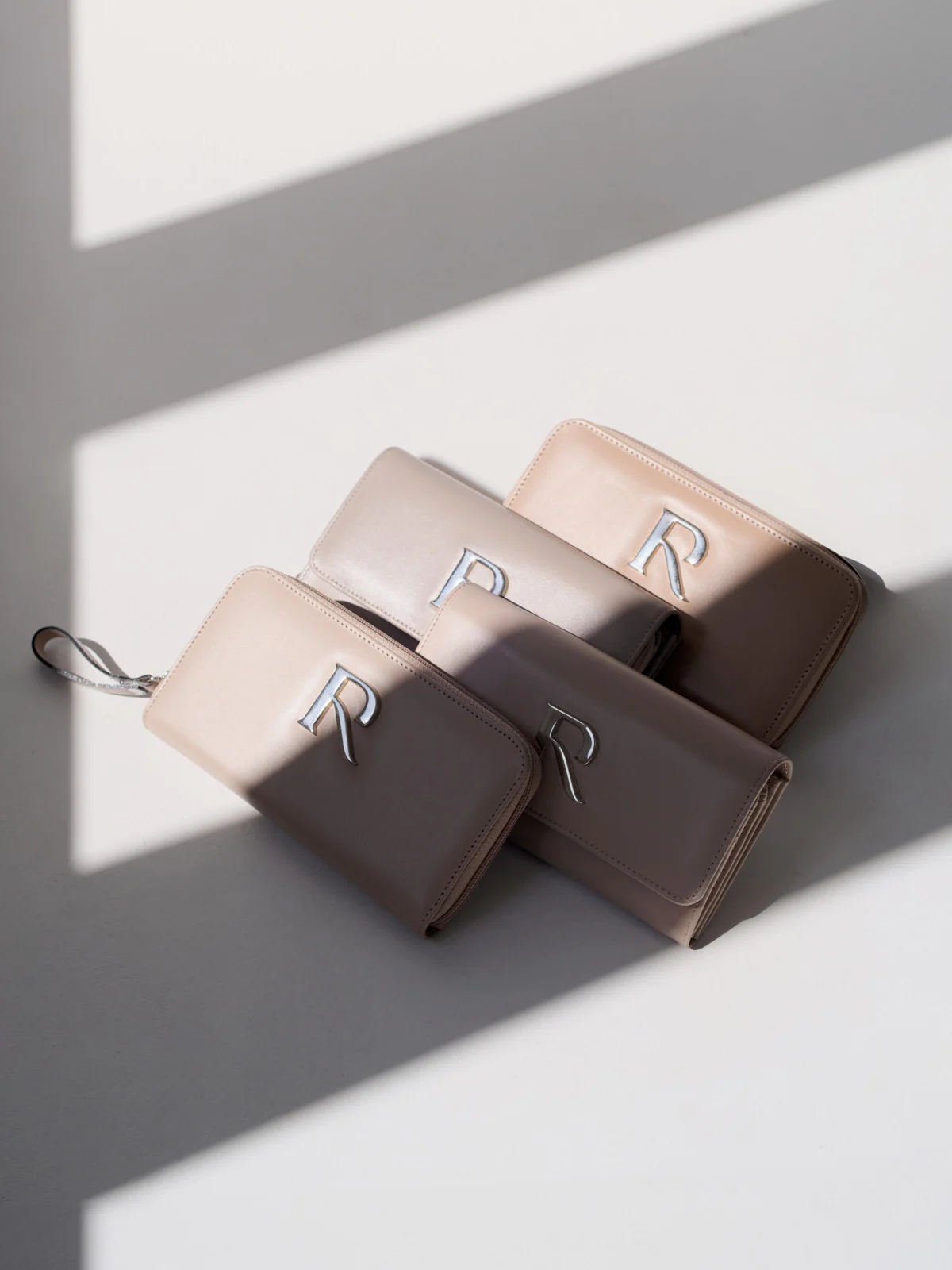 Beżowy portfel damski ze srebrnymi detalami