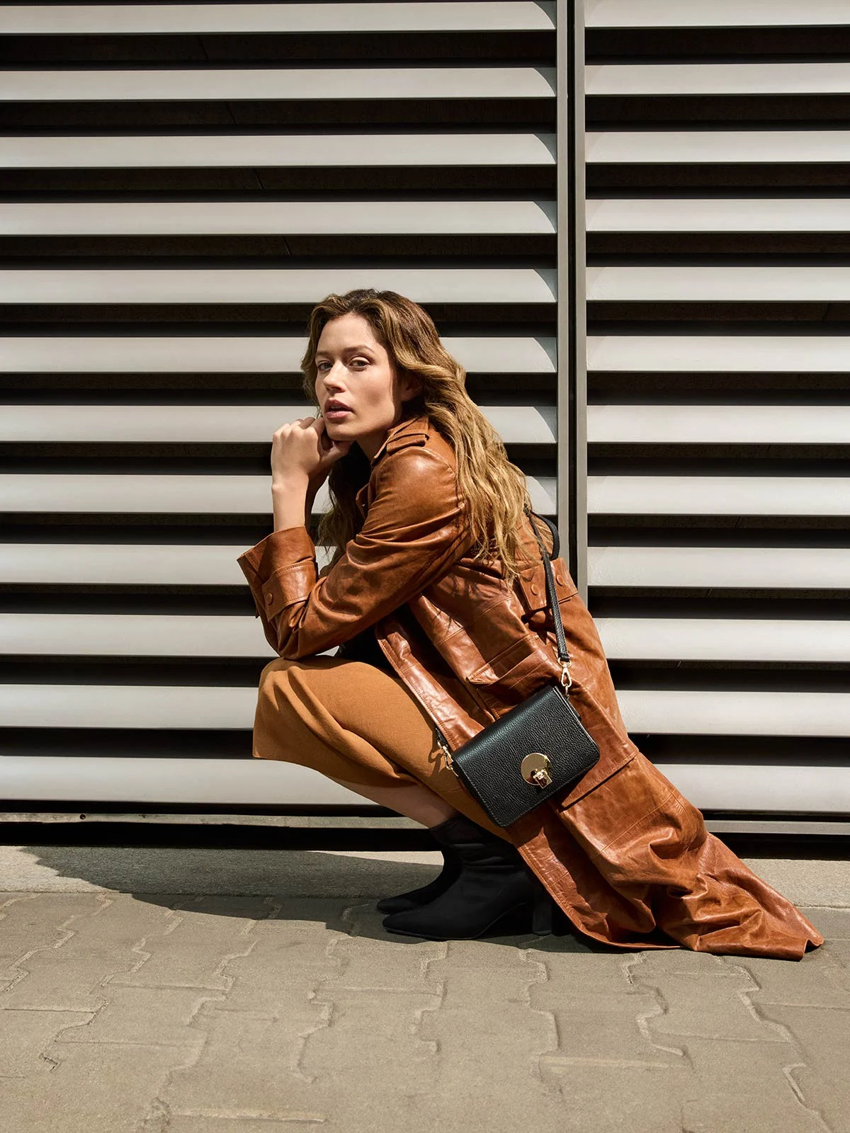 Mała, elegancka torebka na pasku ze złotymi detalami