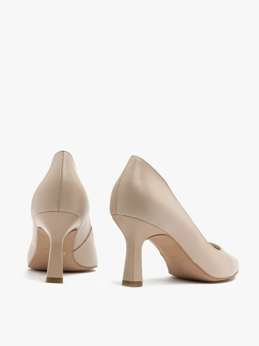 Beżowe czółenka na lakierowanym obcasie