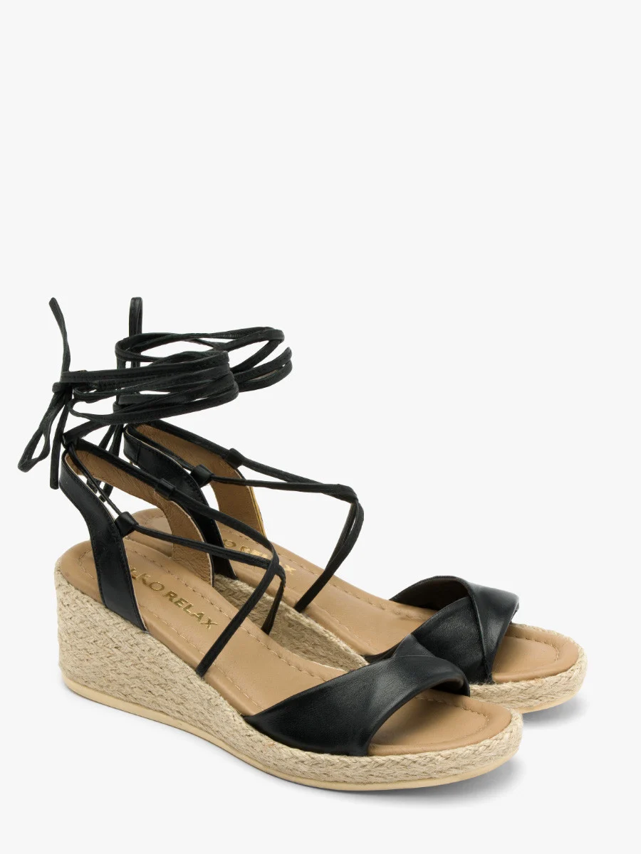 Czarne sandały na koturnie