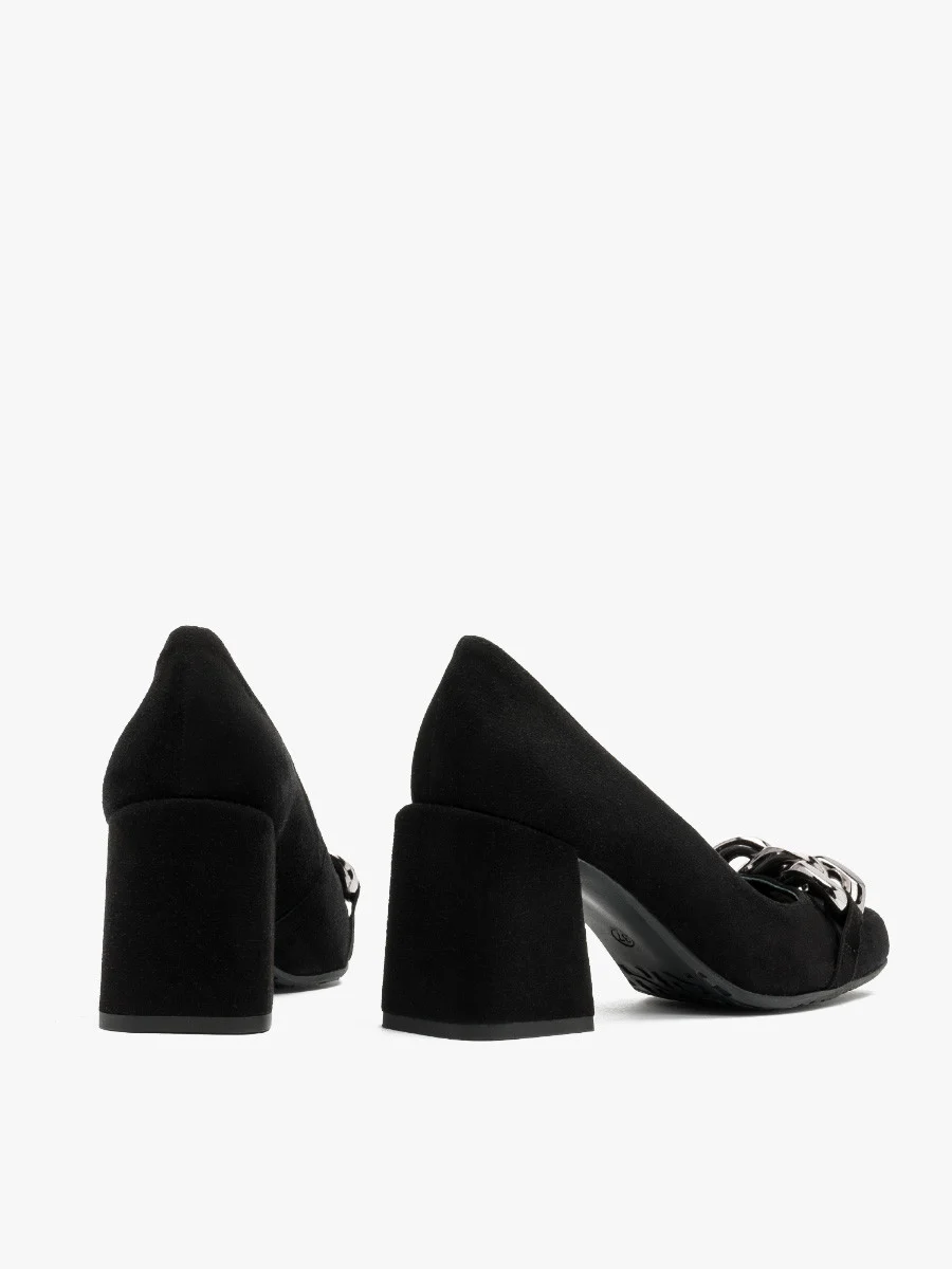 Czarne czółenka z ozdobą