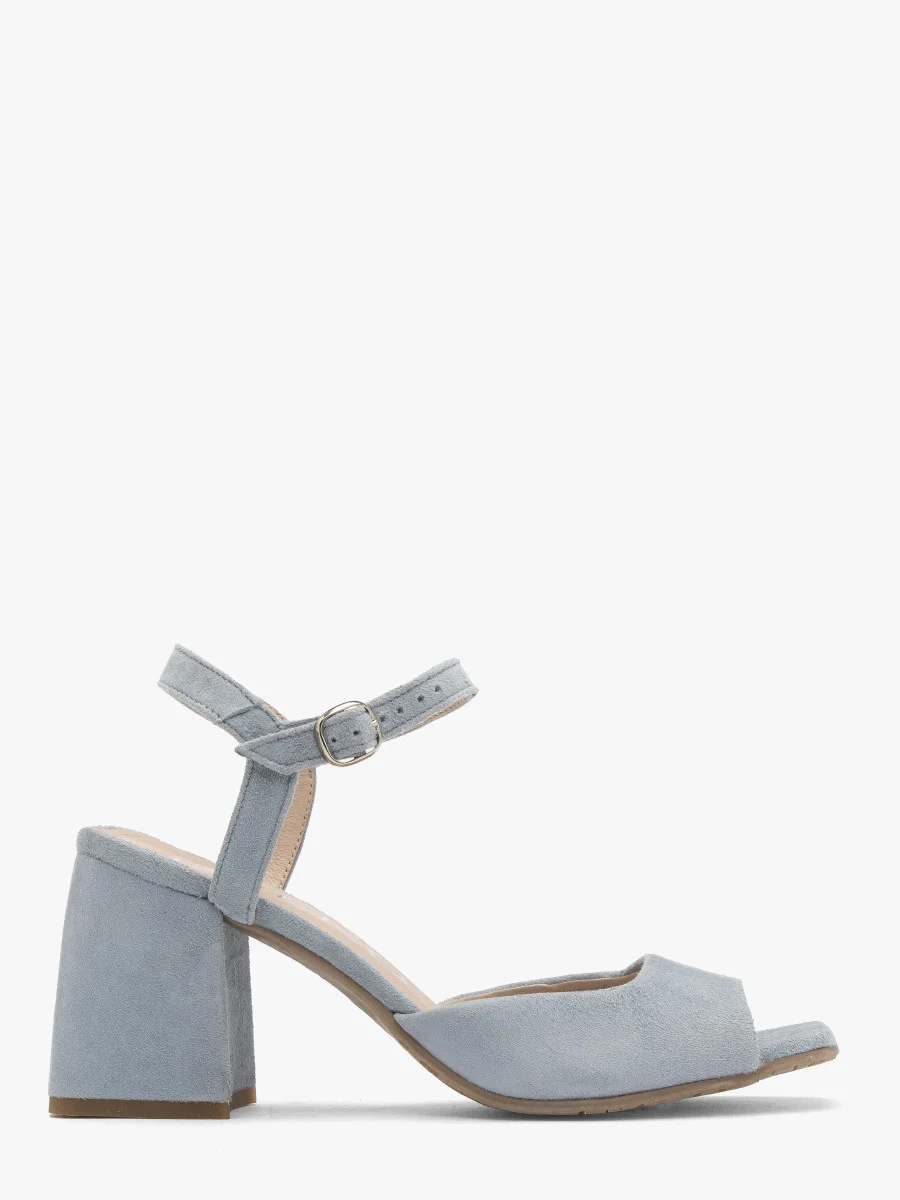 Niebieskie sandały na masywnym słupku