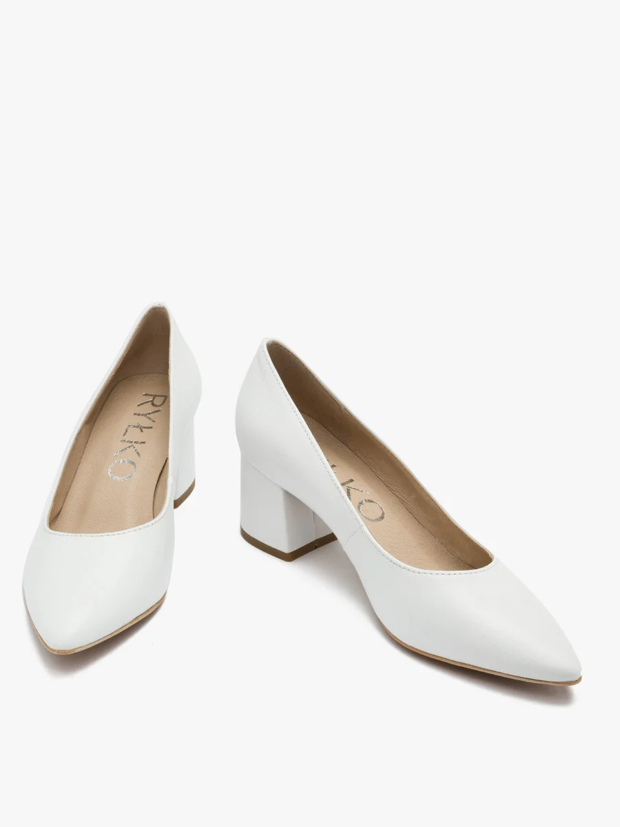 Białe czółenka na masywnym obcasie