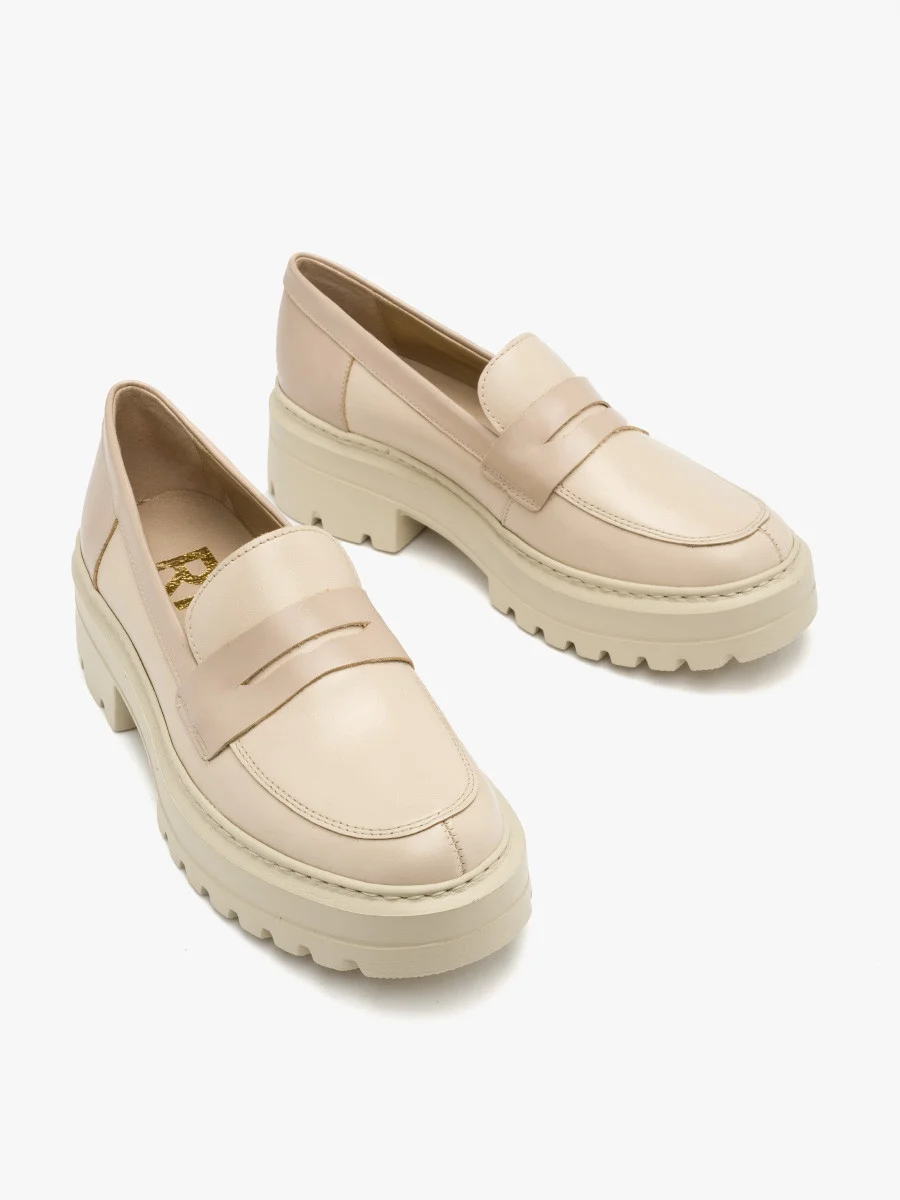 Beżowe mokasyny na grubej podeszwie