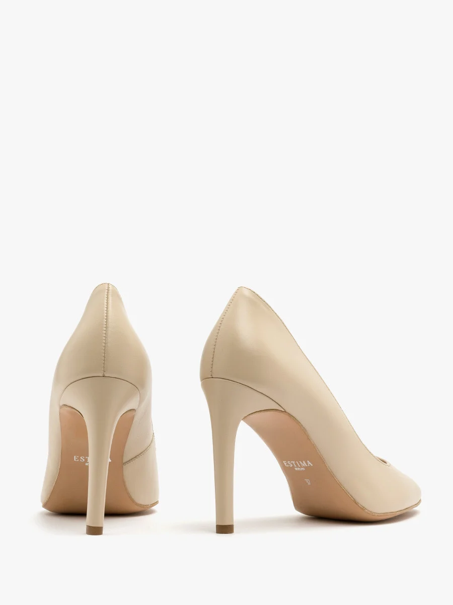 Jasnobeżowe czółenka na wysokim obcasie