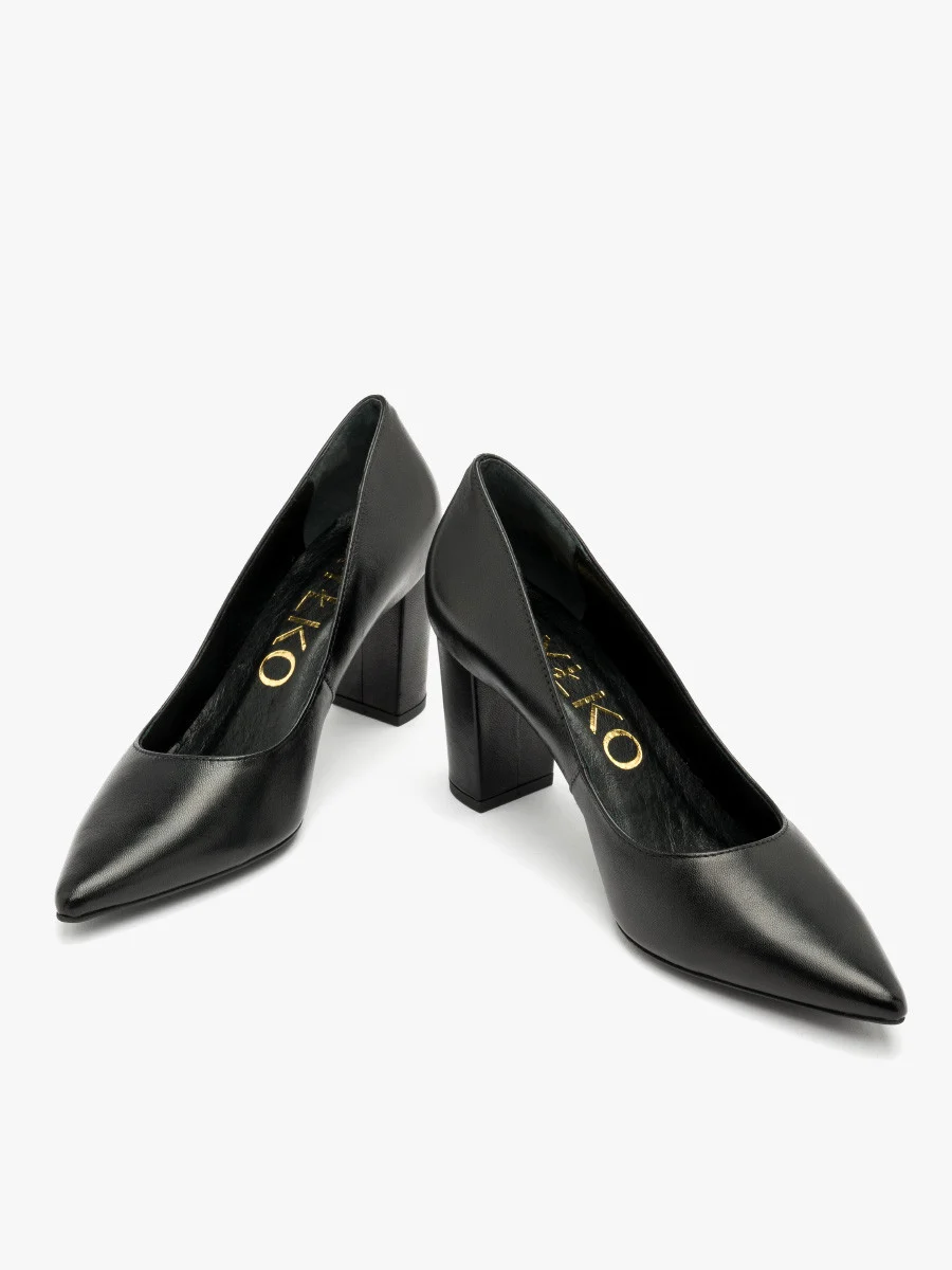 Czarne czółenka na słupku