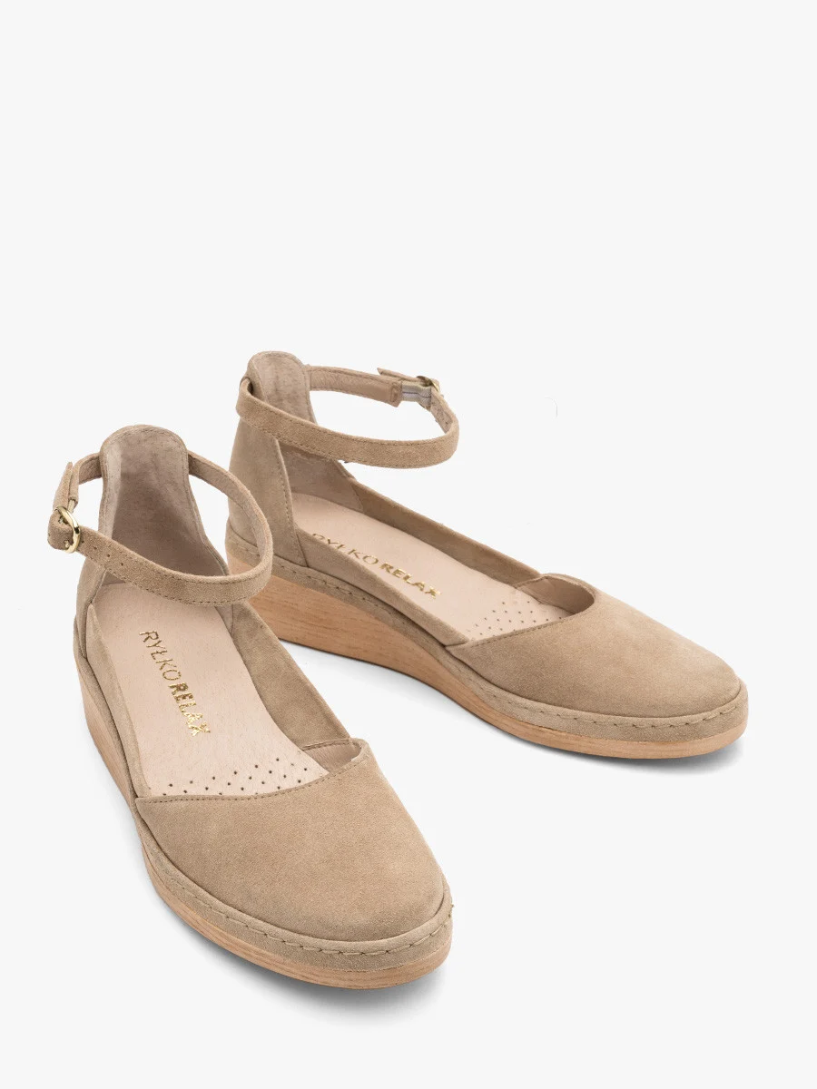 Piaskowe czółenka na platformie z paskiem wokół kostki