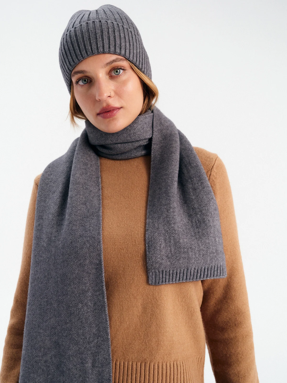 Czapka i szalik wykonane z elastycznej tkaniny z domieszką wełny w kolorze szarym