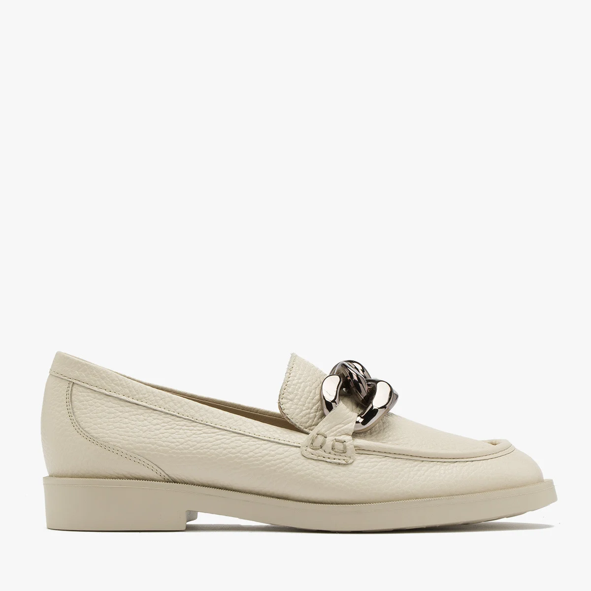 Kremowe mokasyny z masywnym łańcuchem