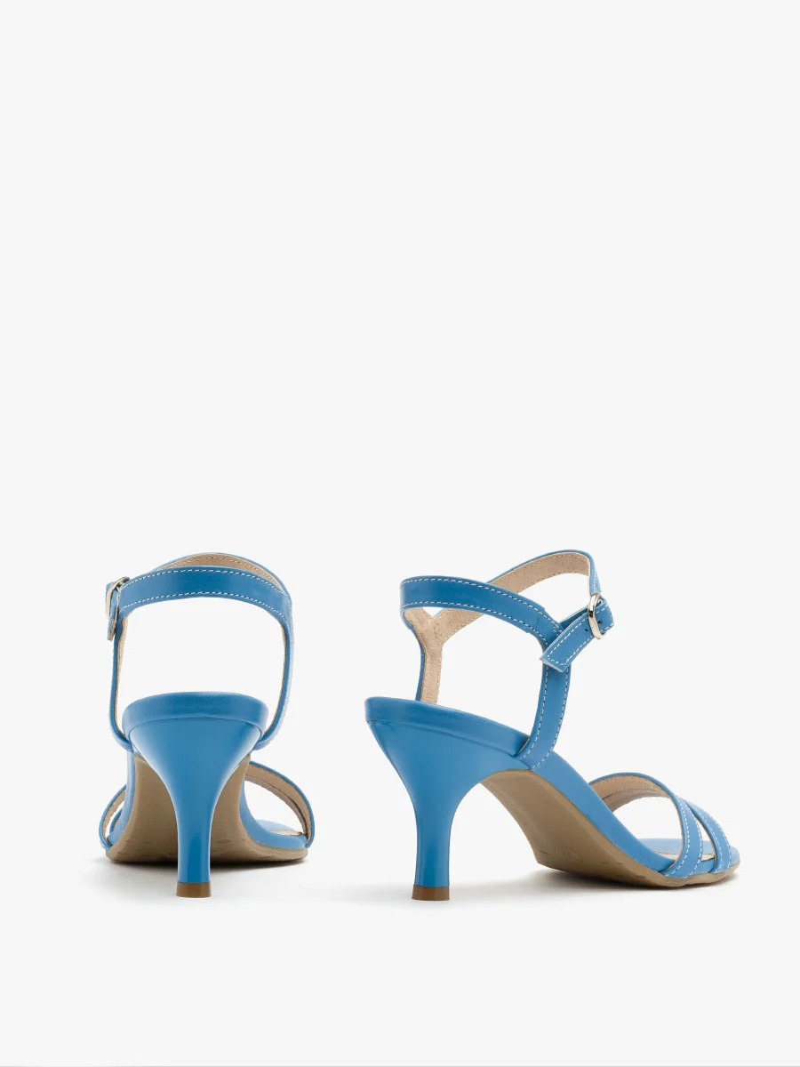 Niebieskie sandały na lakierowanej szpilce