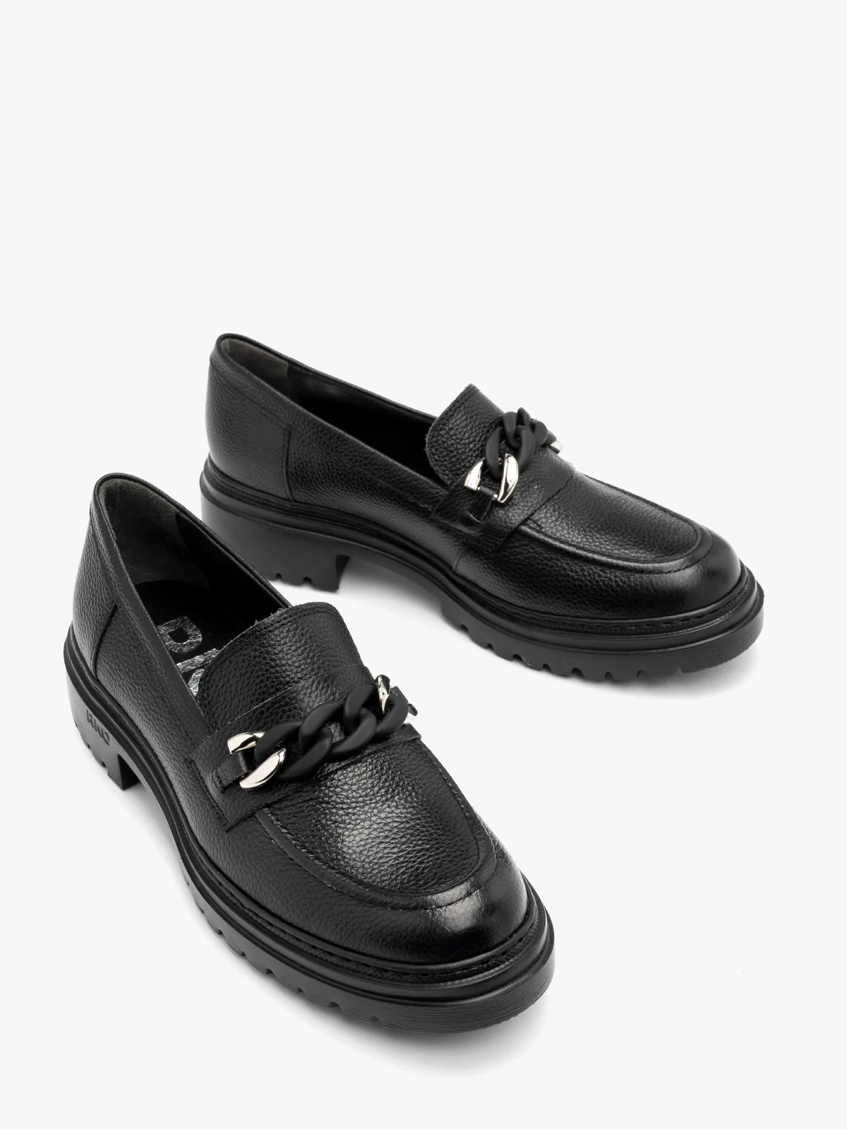 Czarne mokasyny ze srebrno-czarną ozdobą na cholewce