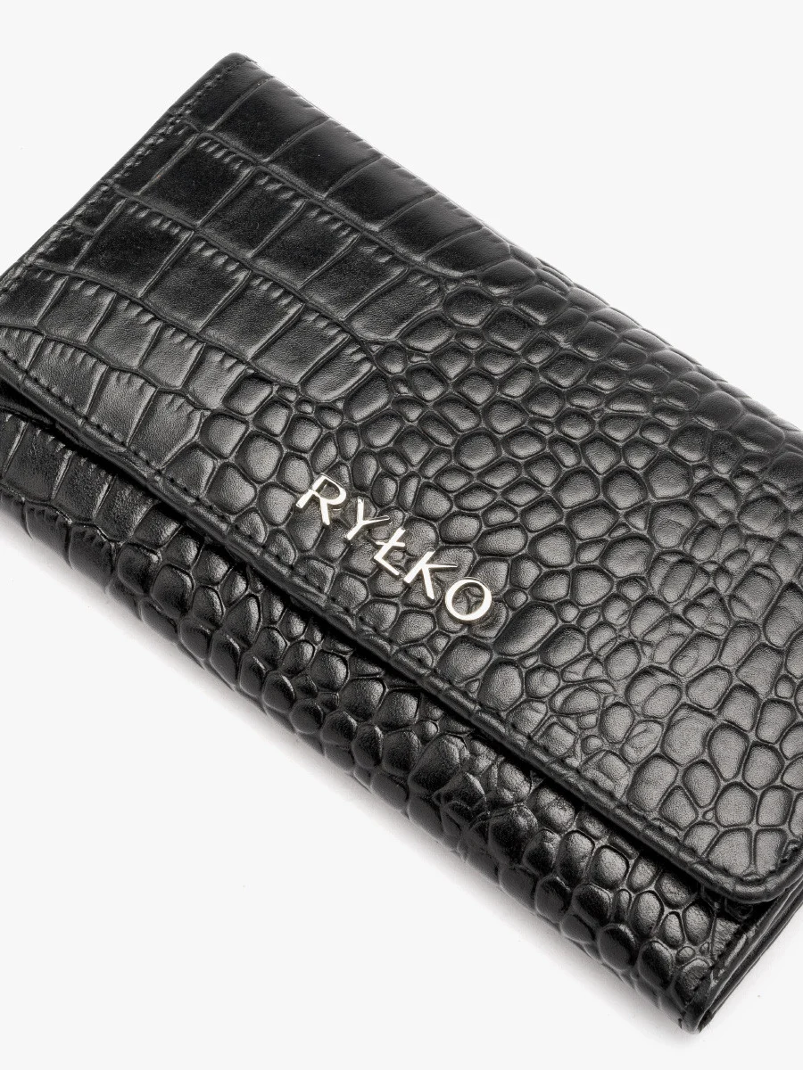 Czarny portfel damski z ozdobną fakturą