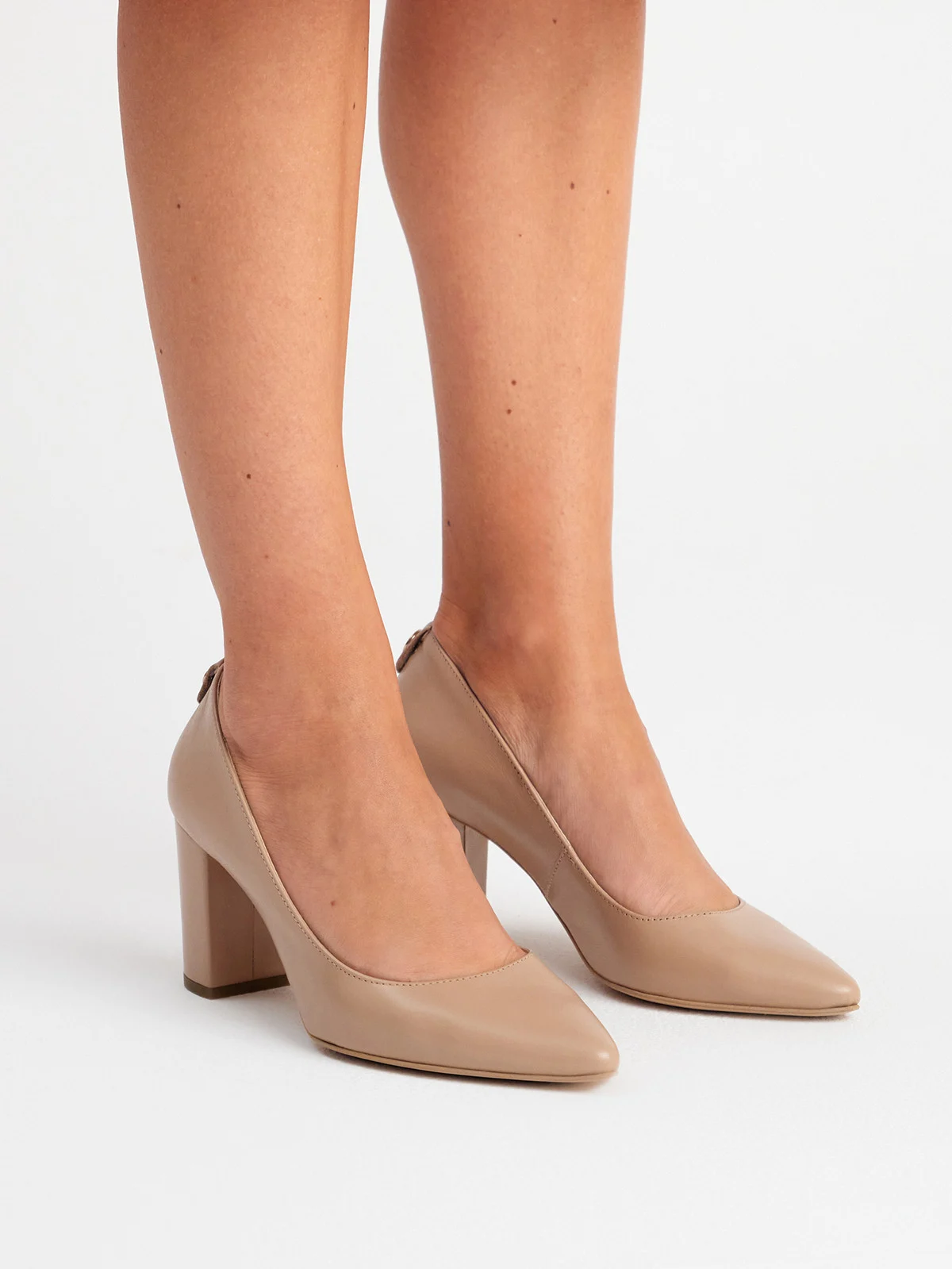 Beżowe czółenka na obcasie typu słupek