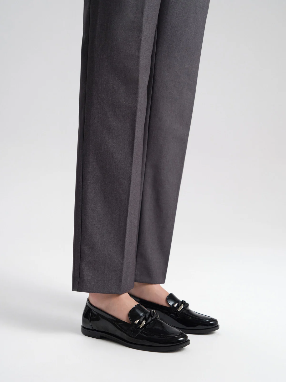 Lakierowane mokasyny z ozdobą na cholewce