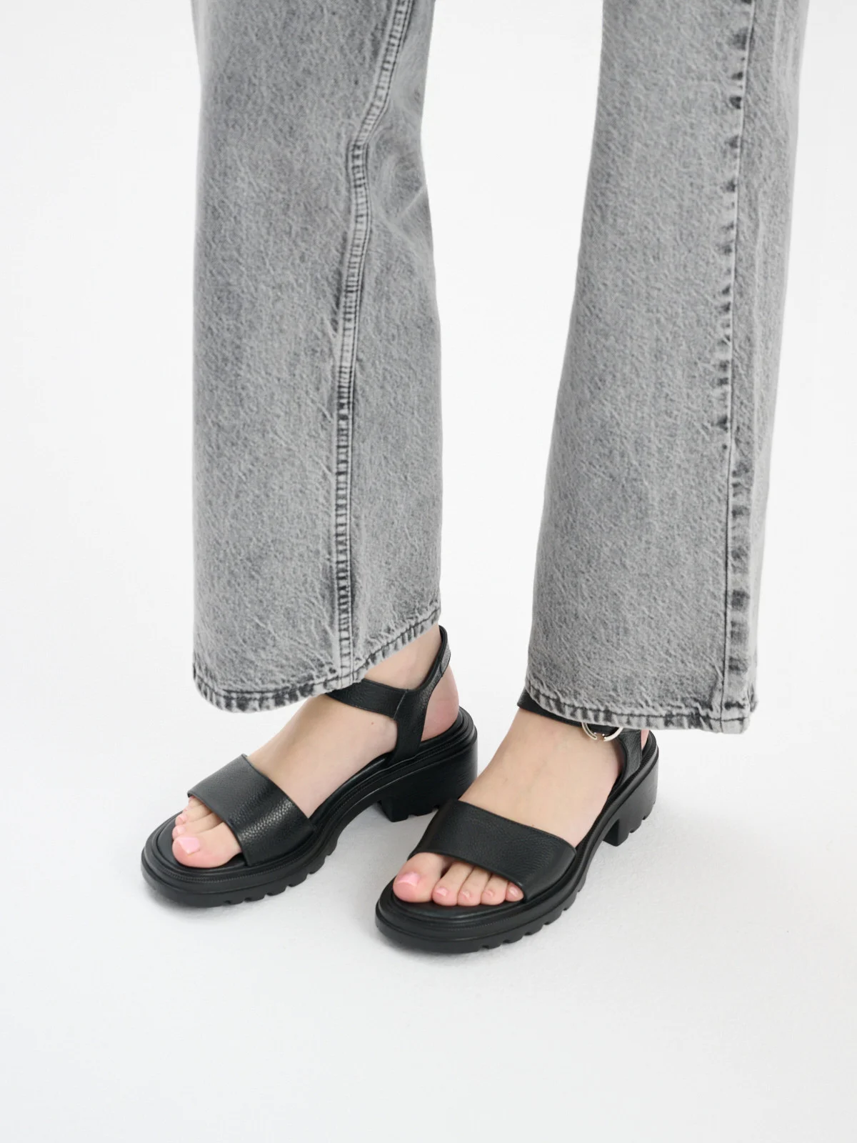 Czarne sandały na traktorowej podeszwie