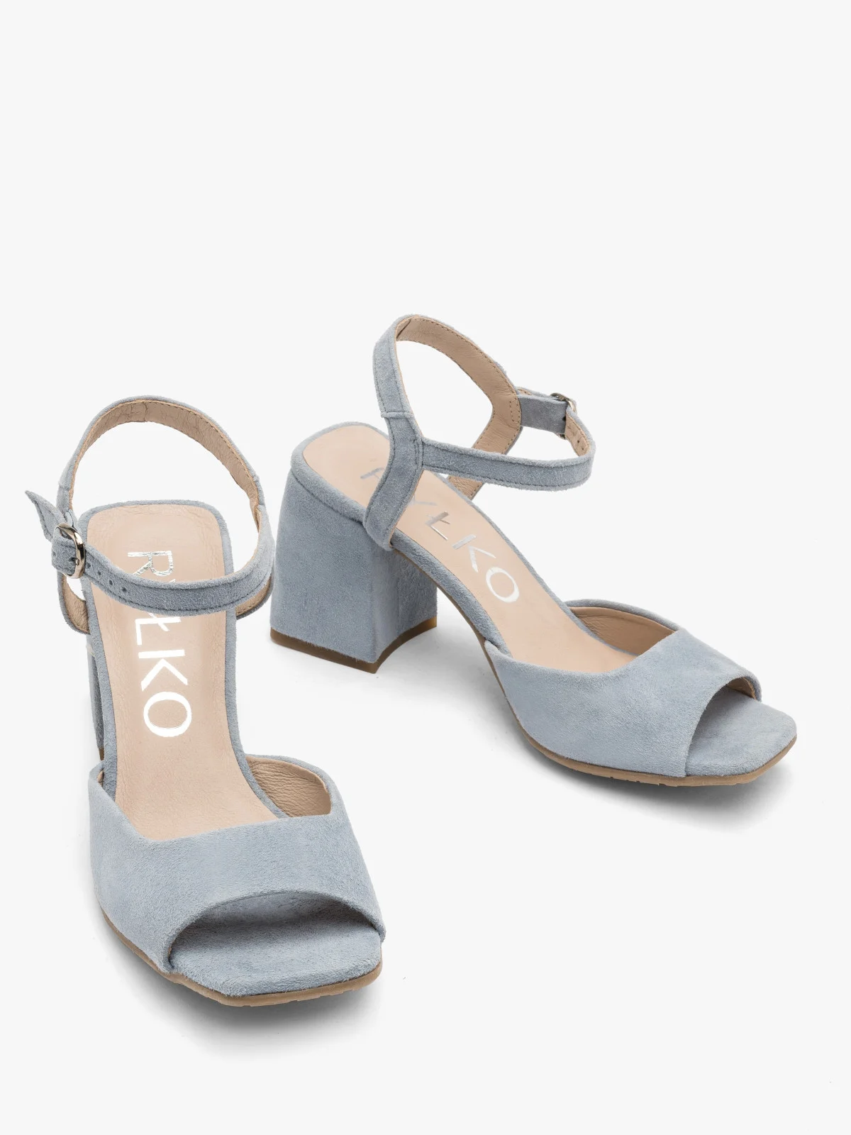 Niebieskie sandały na masywnym słupku