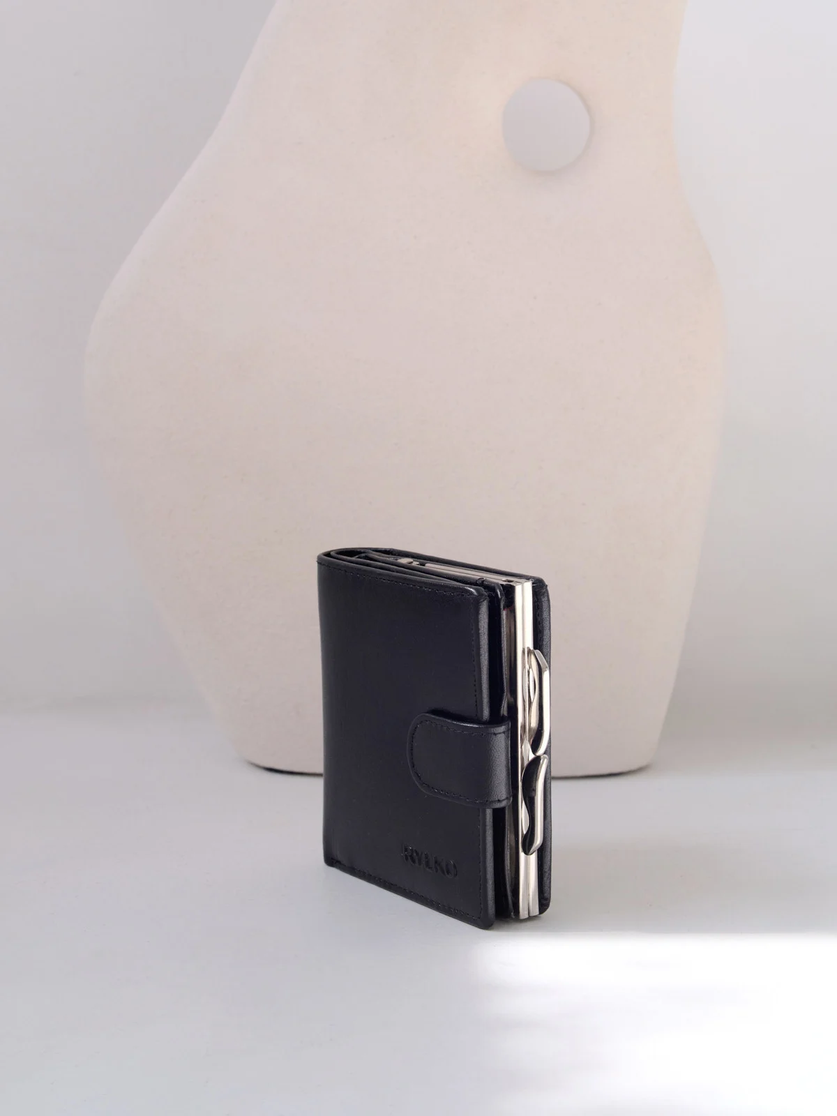 Czarny portfel damski