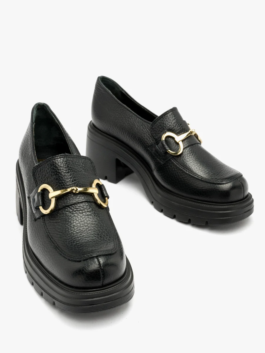 Czarne mokasyny ze złotą ozdobą