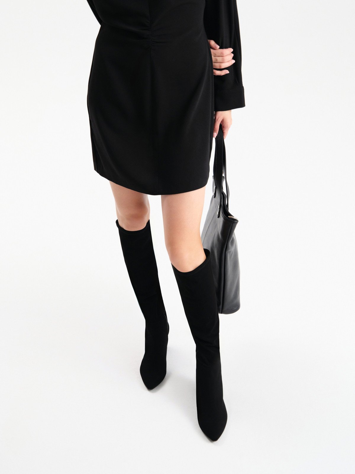 Elastyczne czarne kozaki z szeroką cholewką