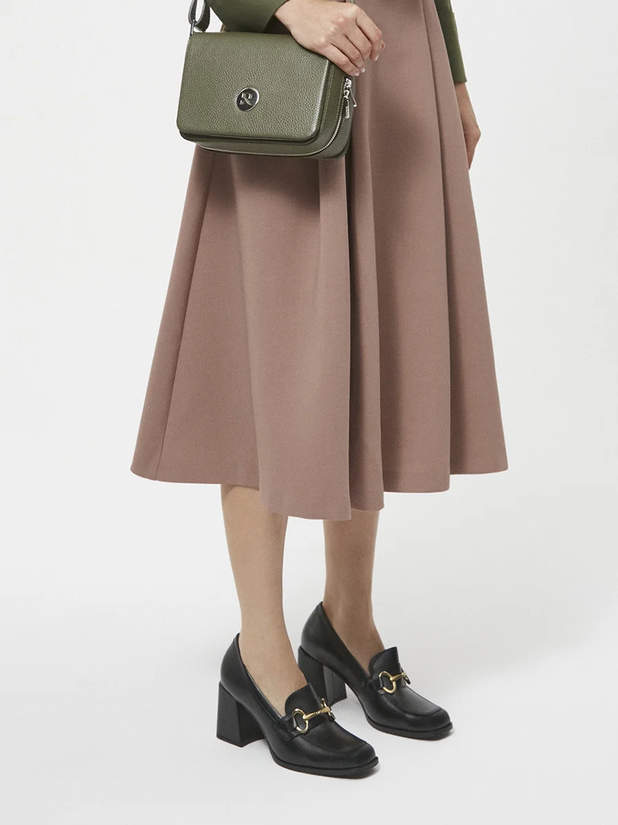 Czarne mokasyny na obcasie