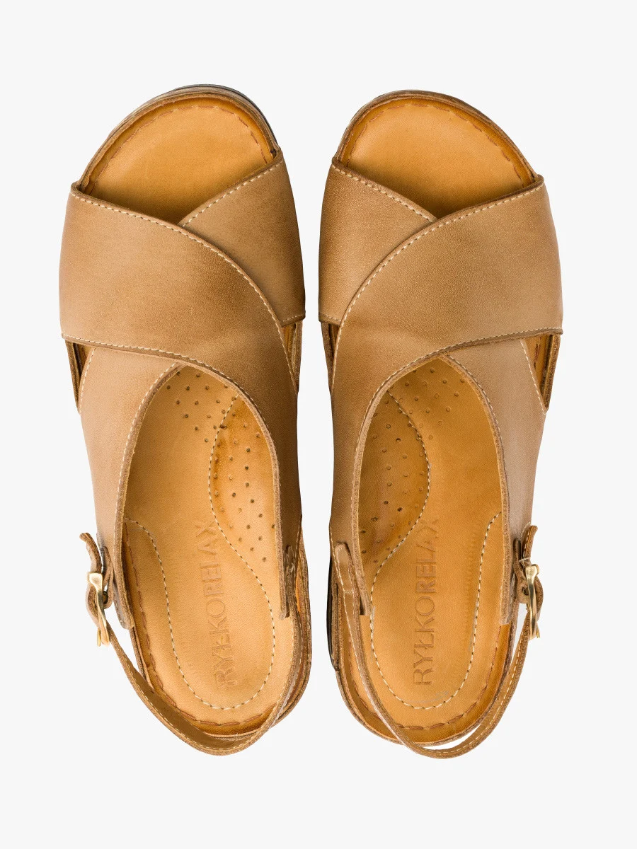 Beżowe sandały na platformie