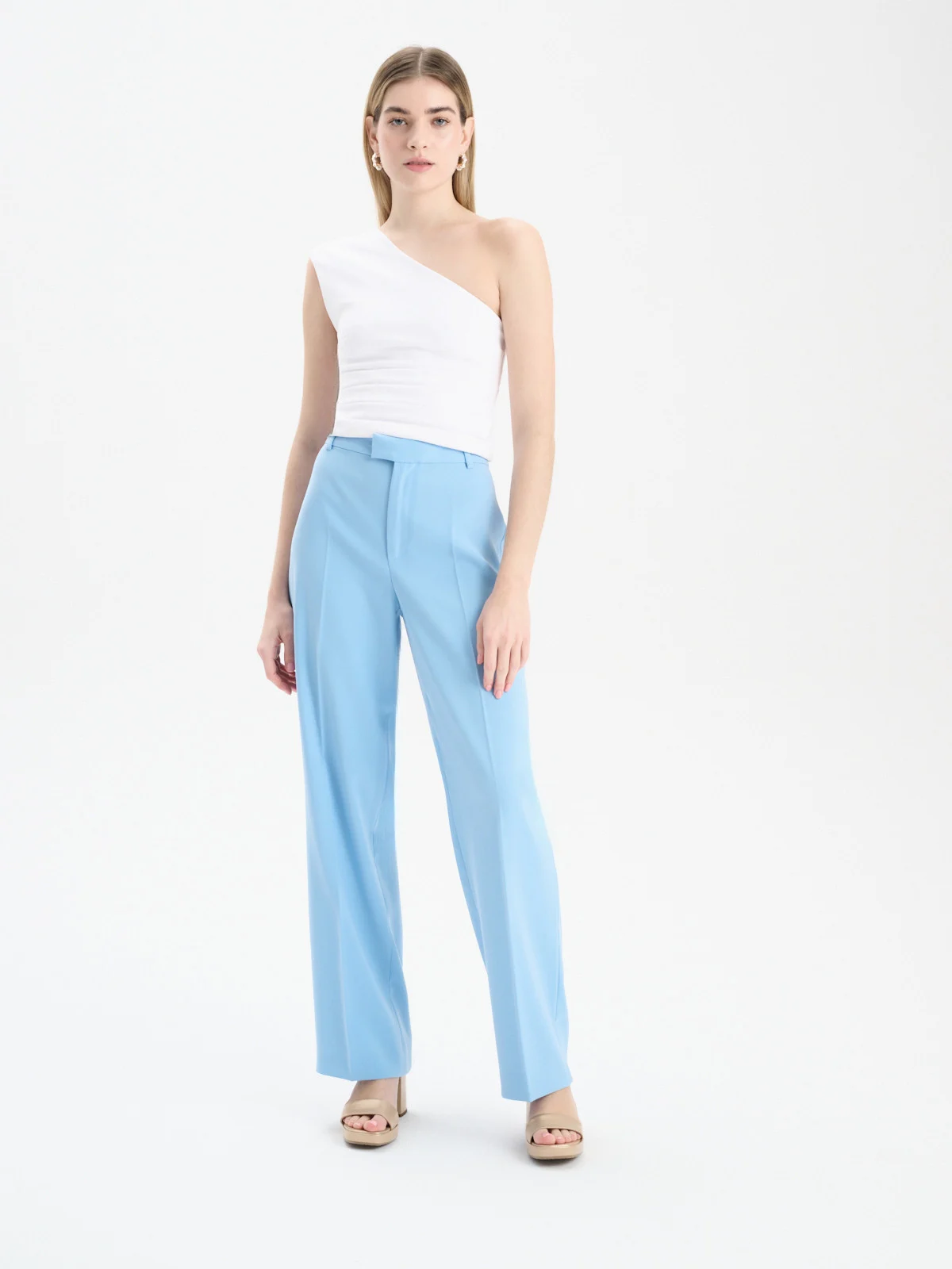 Złote sandały na masywnym obcasie i balu