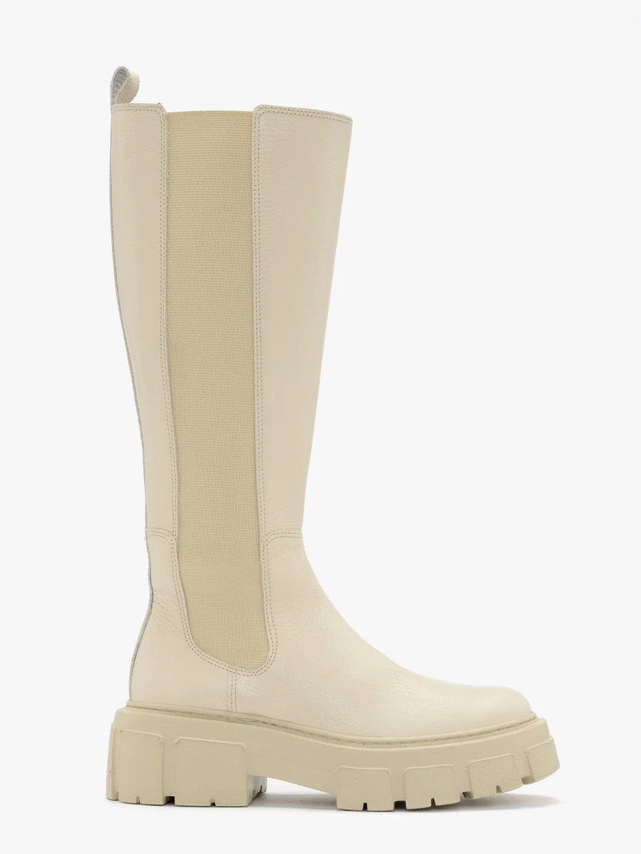 Kremowe kozaki w stylu wysokich sztybletów