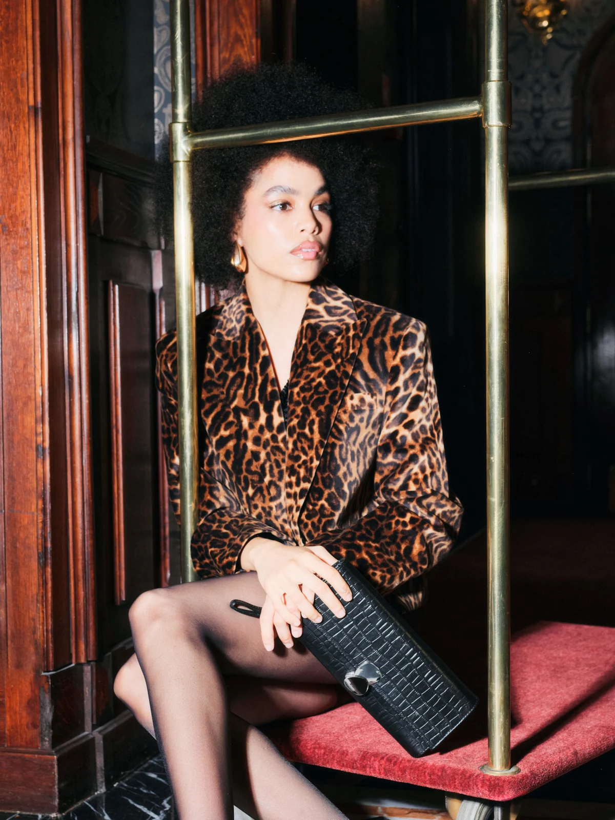 Elegancka, czarna torebka z ozdobną fakturą