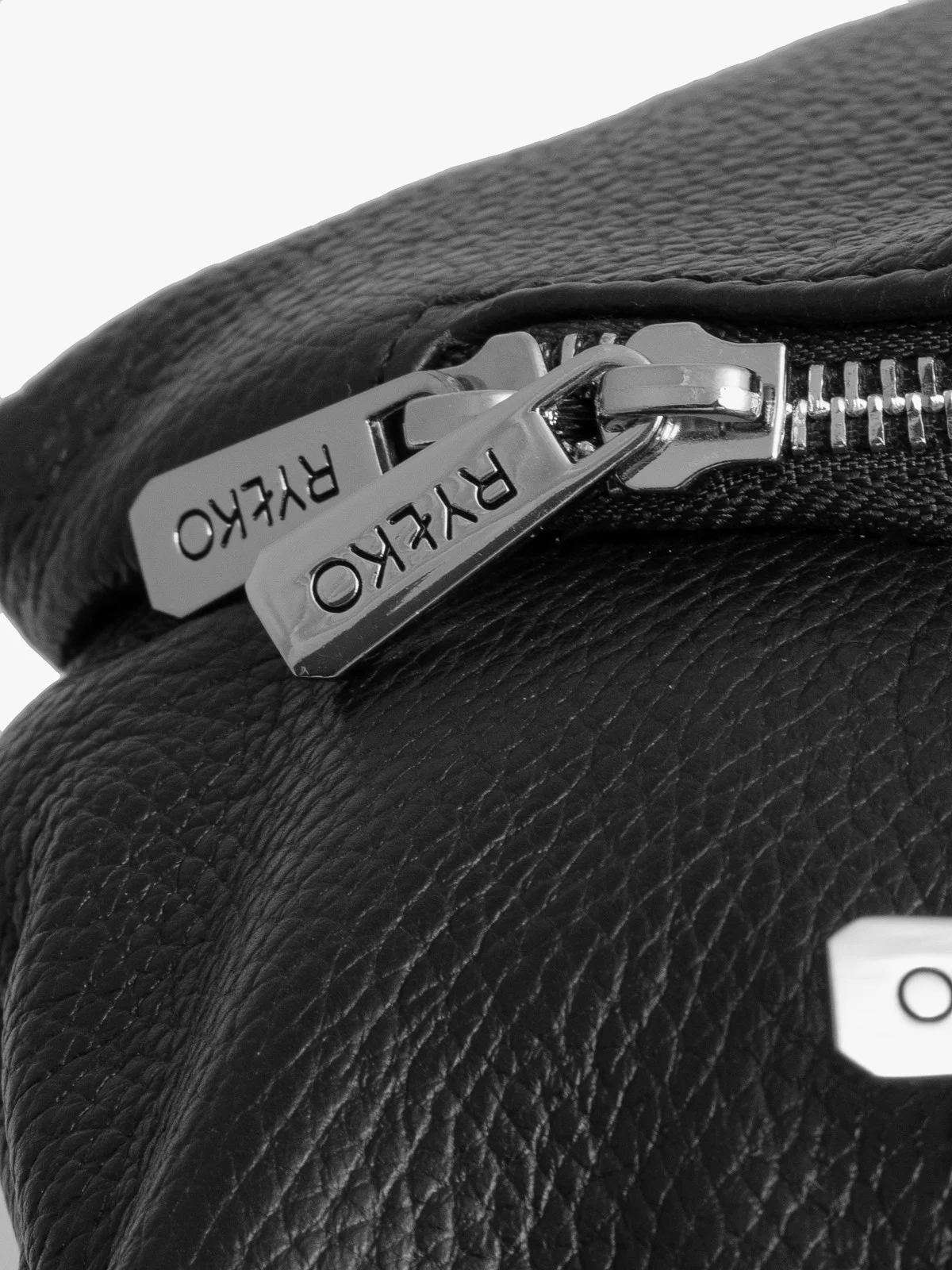 Czarna torebka nerka z poręczną zewnętrzną kieszenią