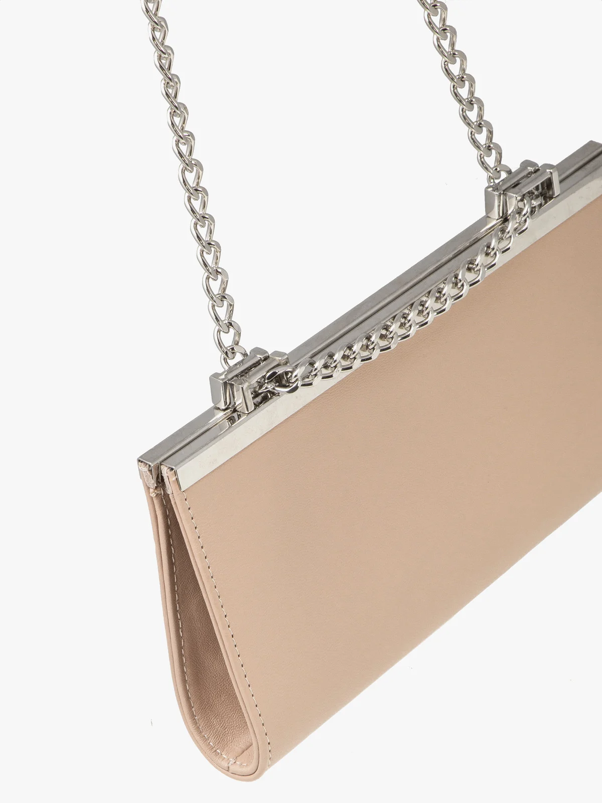 Mała beżowa torebka damska na srebrnym łańcuszku