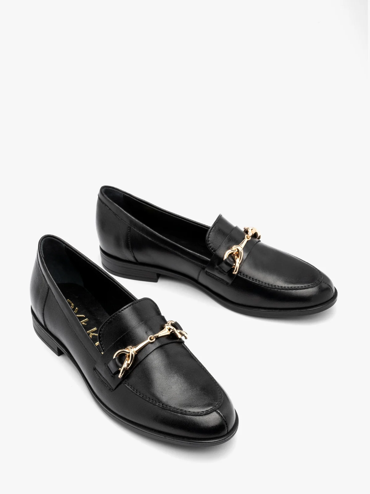 Czarne mokasyny ze złotą ozdobą na cholewce