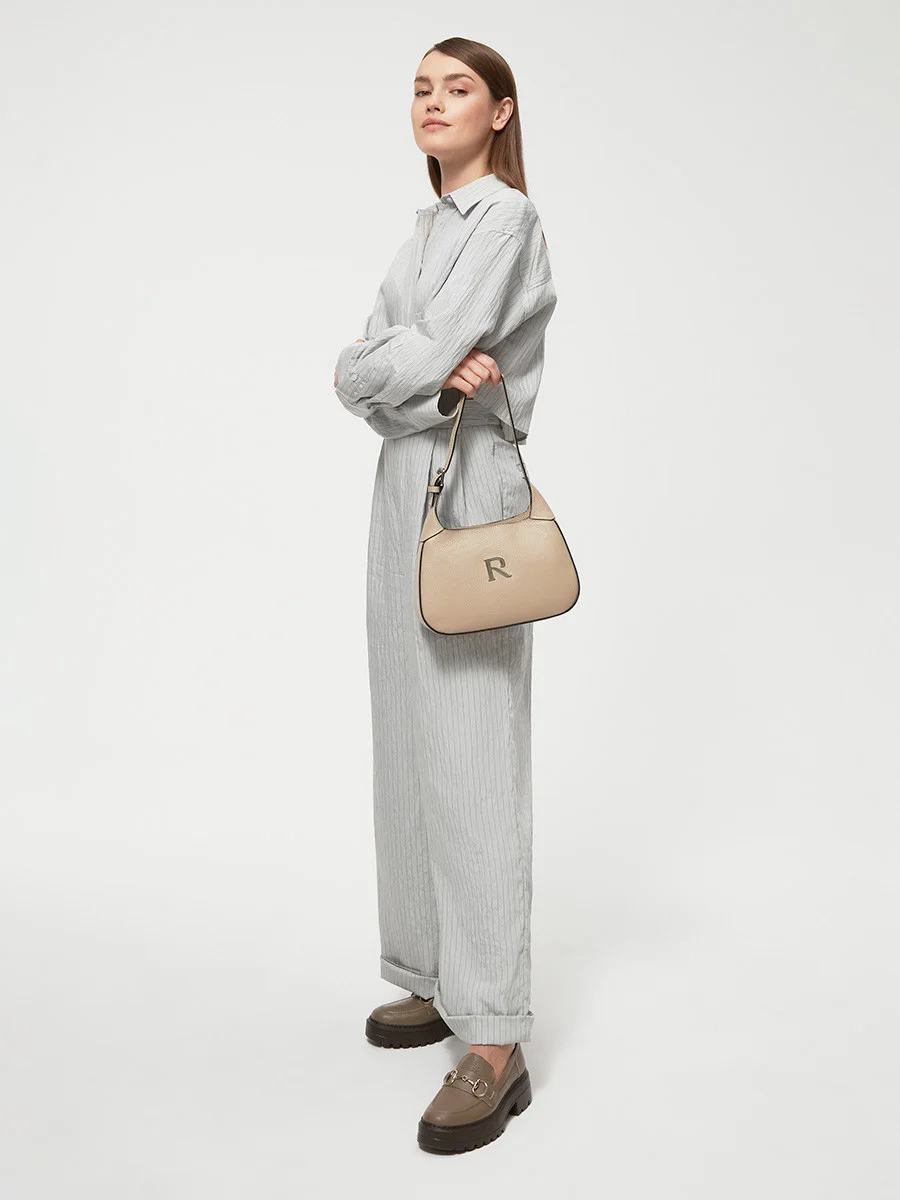 Beżowe mokasyny ze złotą ozdobą