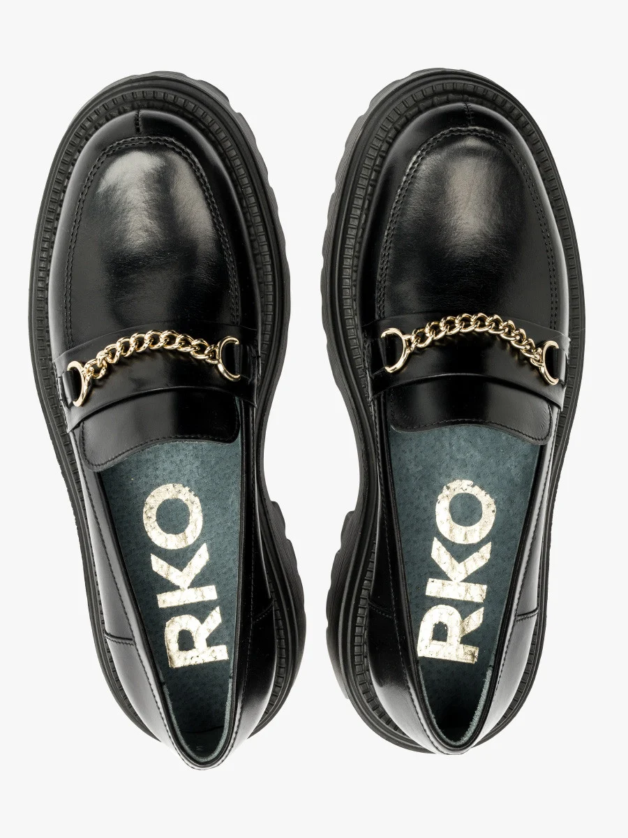 Czarne mokasyny ze złotym łańcuszkiem