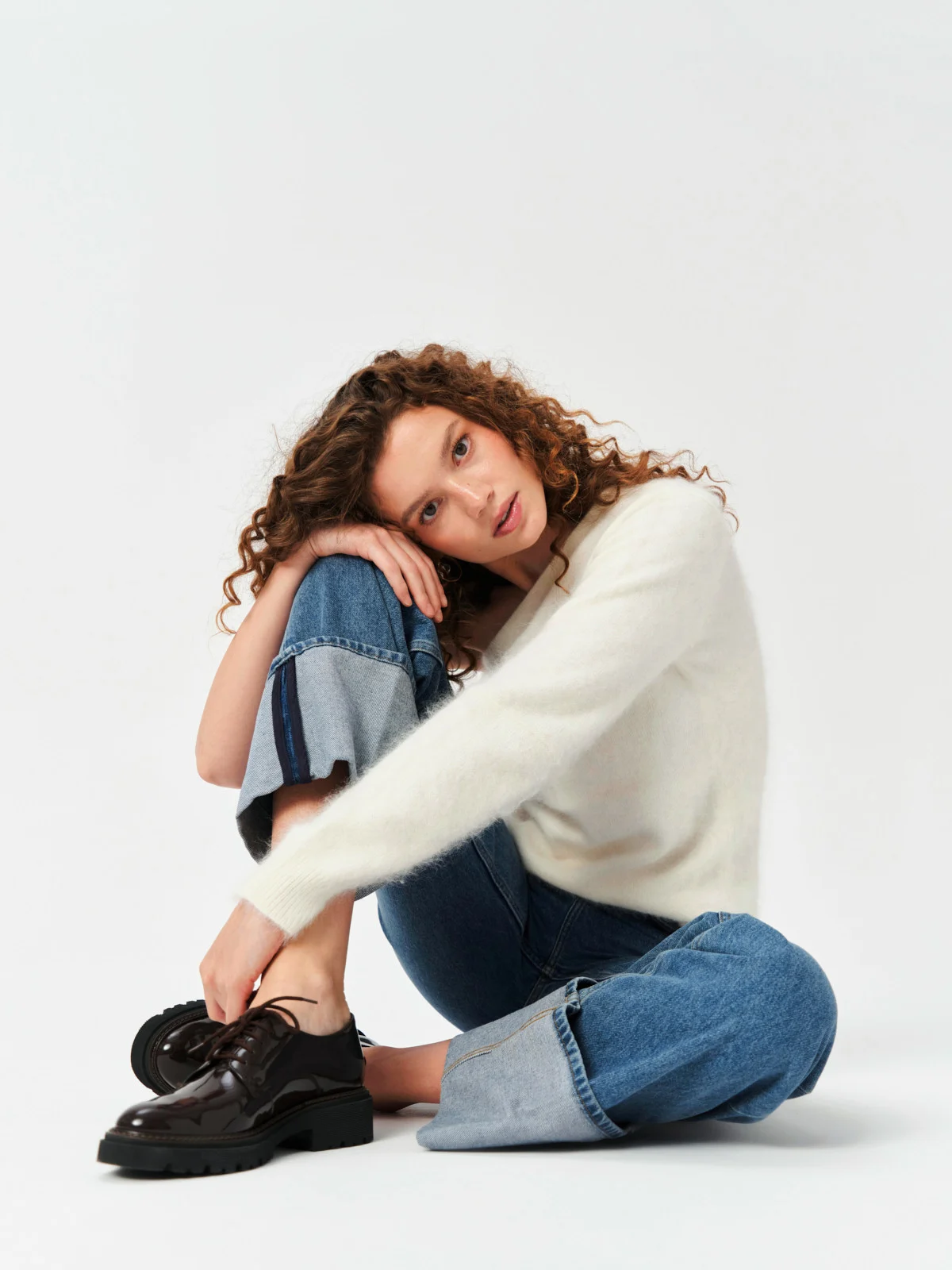 Ciemnobrązowe, lakierowane półbuty damskie