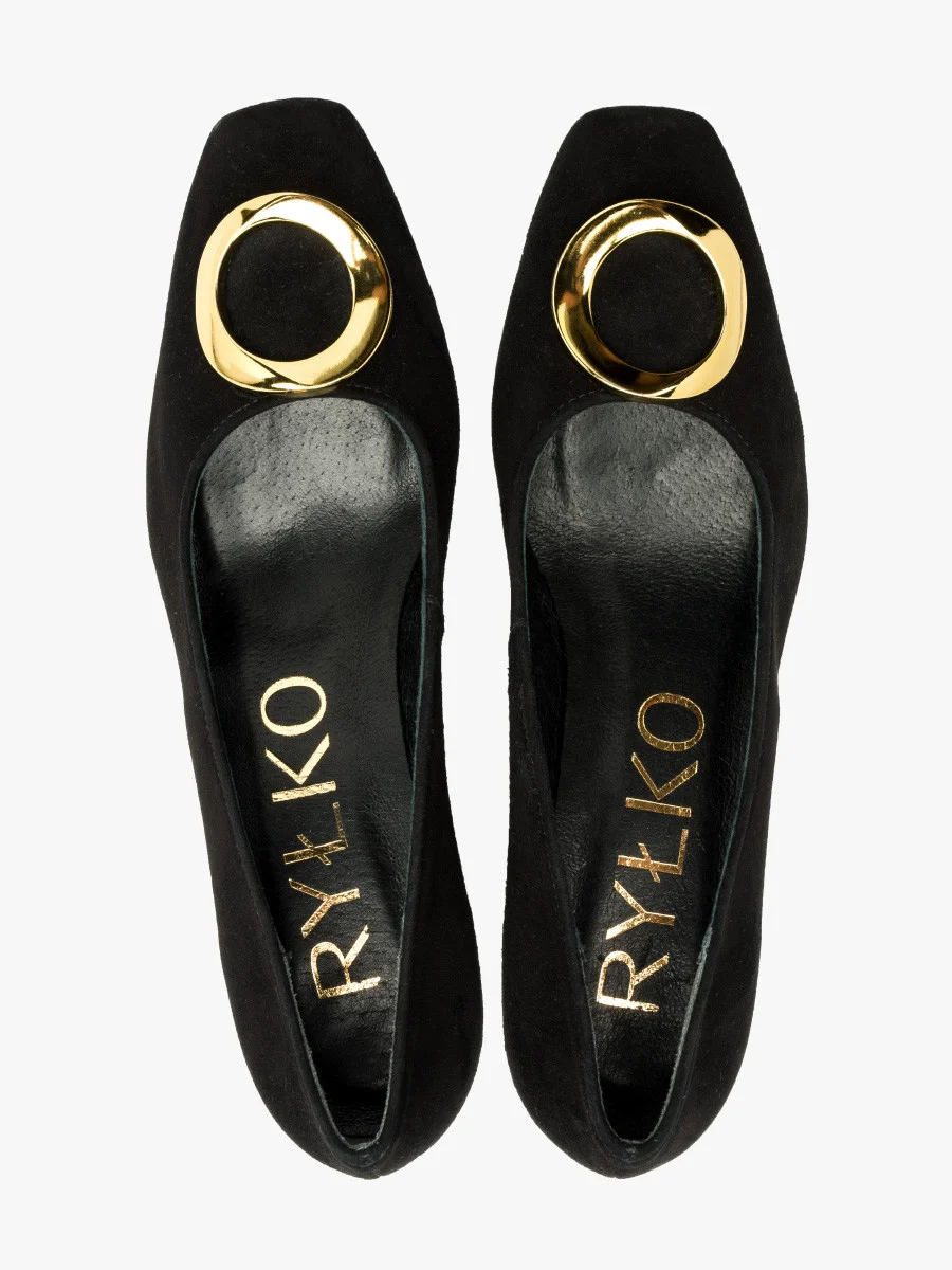 Czarne czółenka ze złotą ozdobą na cholewce