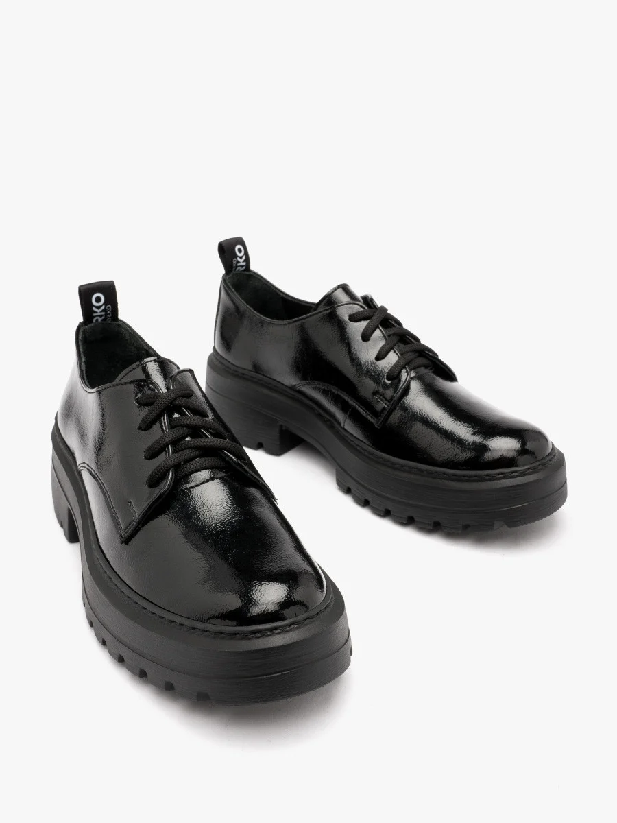 Lakierowane półbuty na lekkiej podeszwie