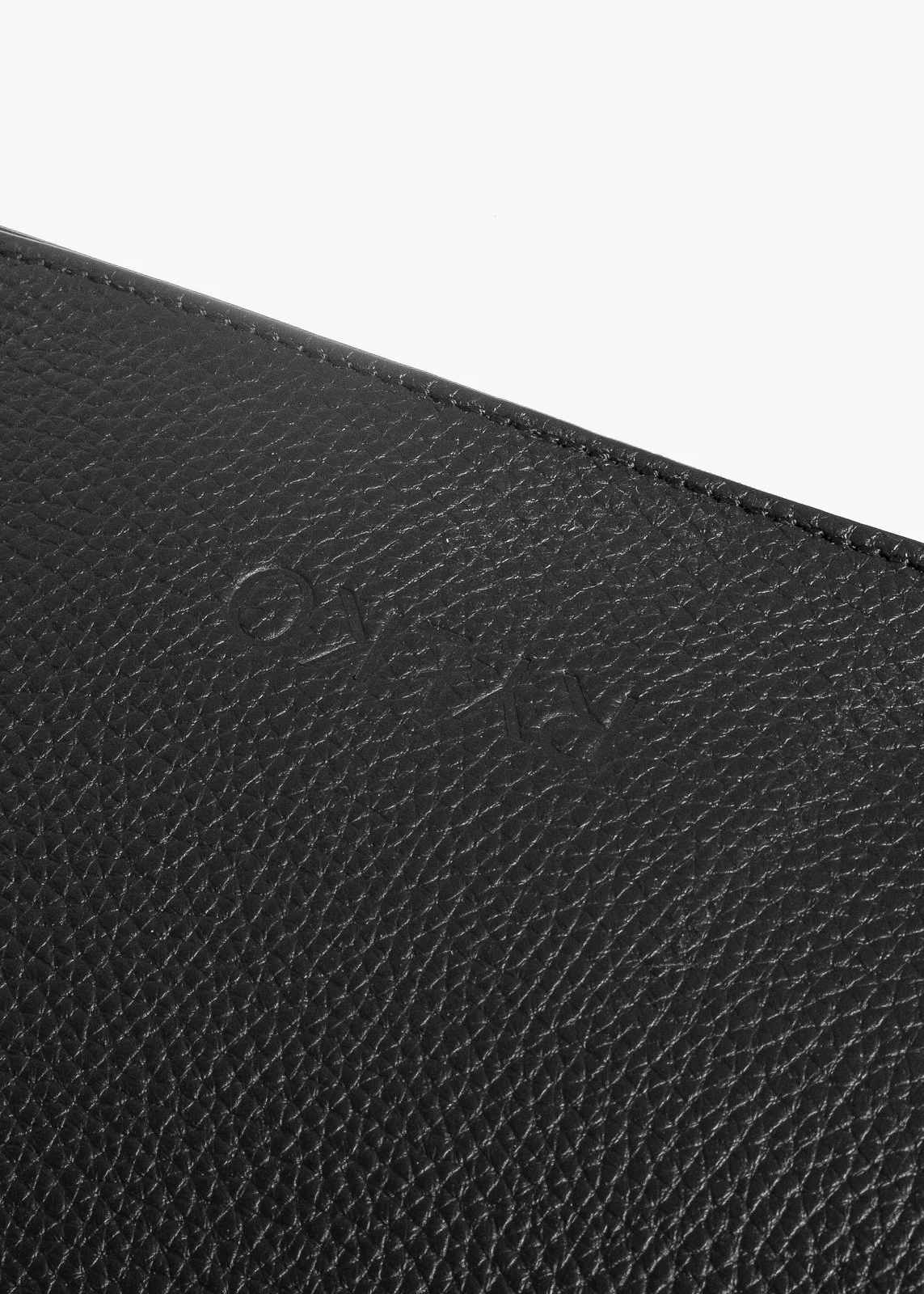 Mała, elegancka torebka na pasku ze złotymi detalami