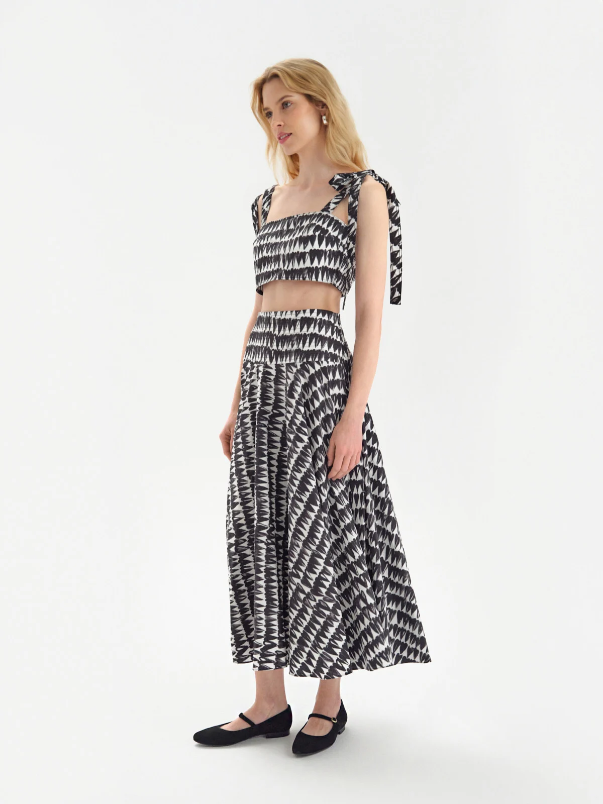 Czarne, welurowe baleriny z ozdobnym zapięciem