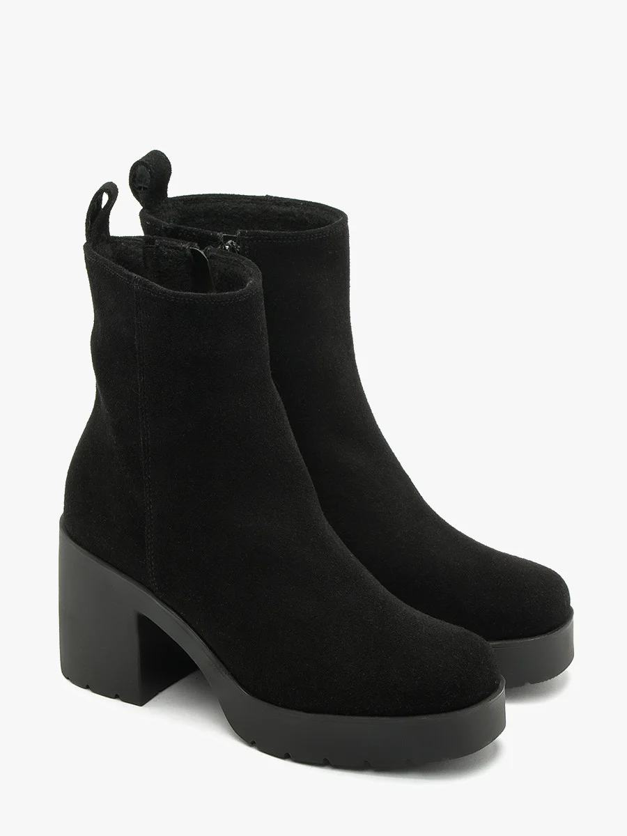 Czarne botki na masywnym obcasie