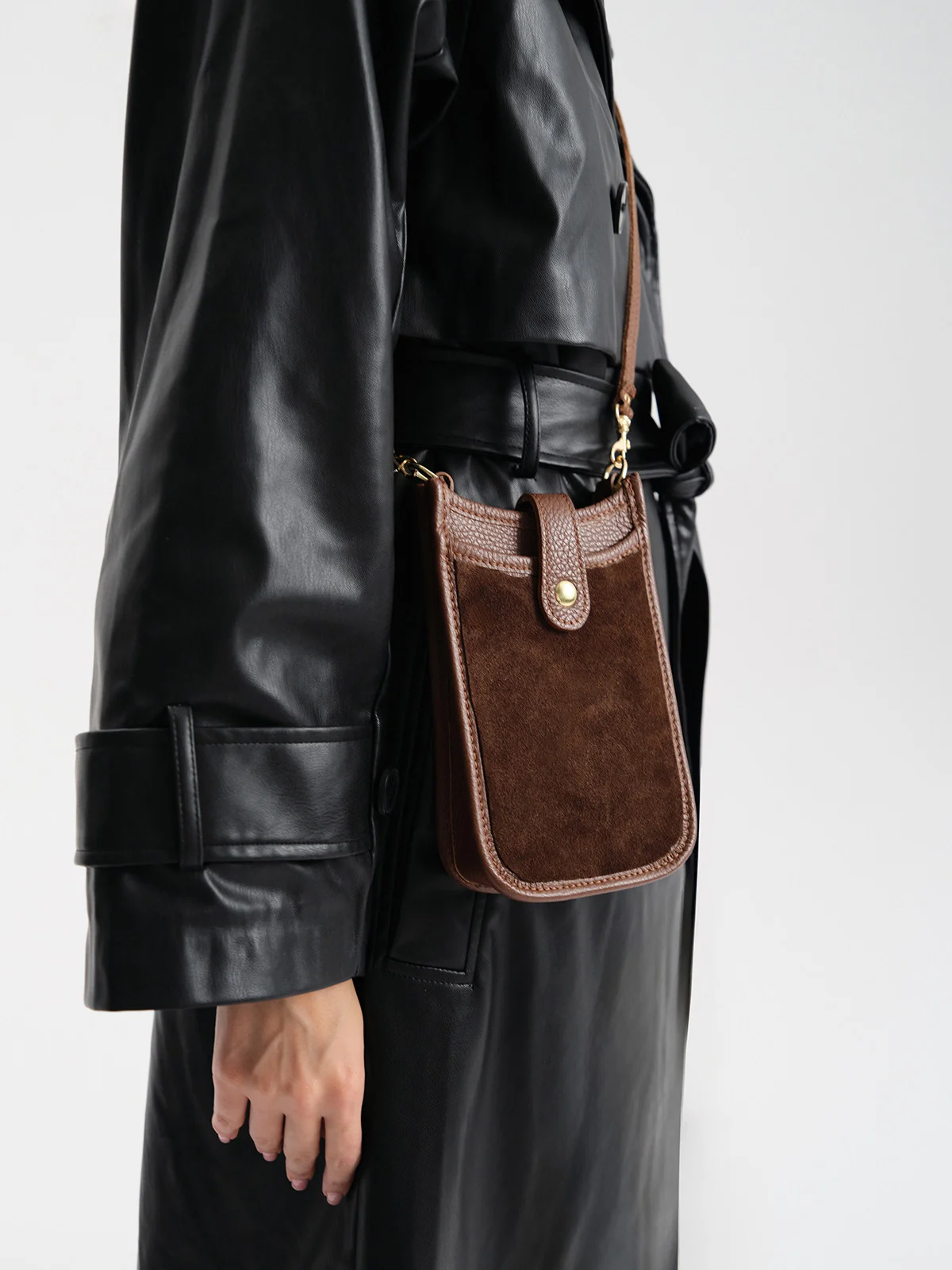 Mała, prostokątna listonoszka z łączonych skór